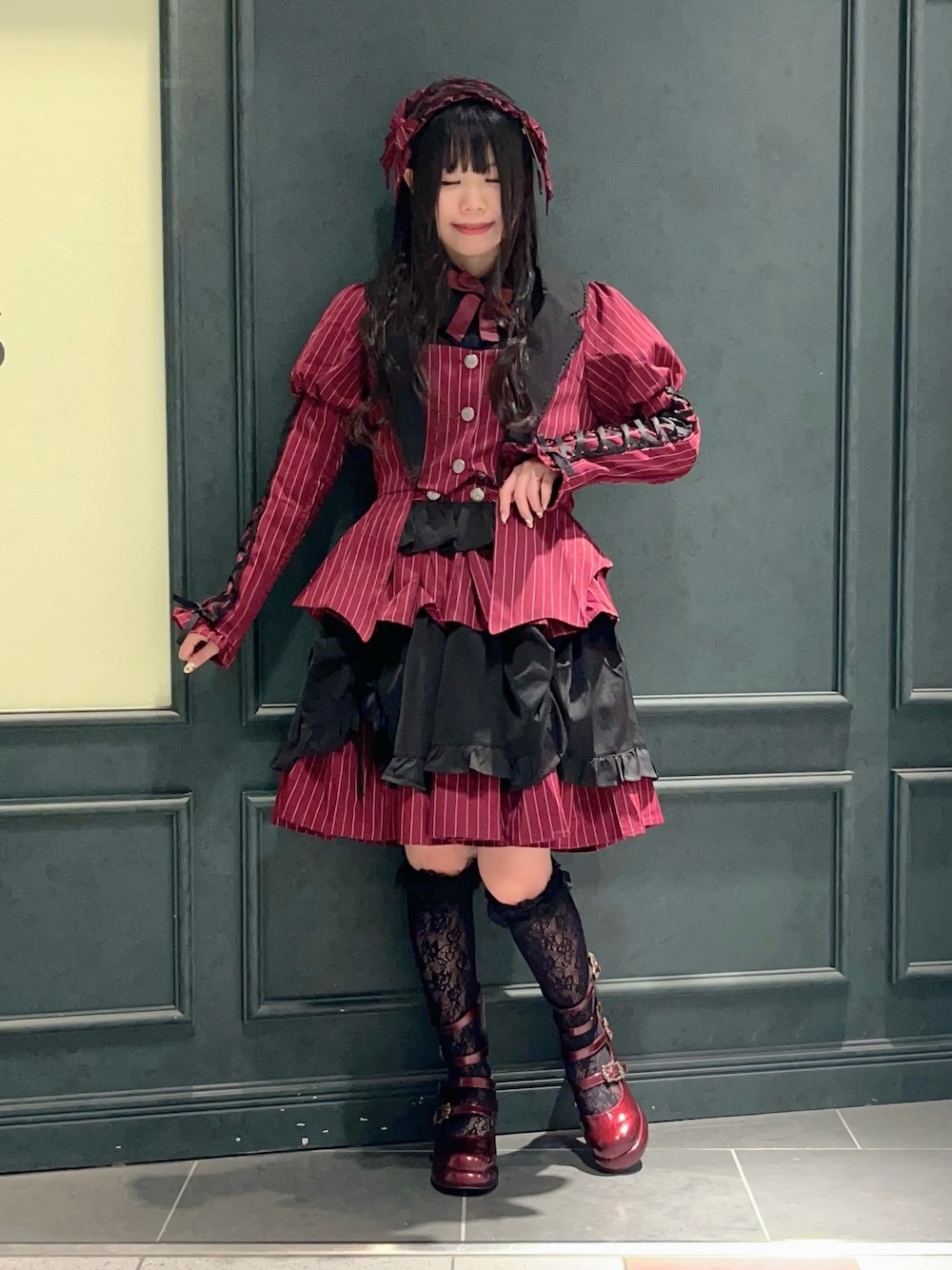 ブラック系のシャツ/ブラウス、レッド系のブルゾン、レッド系のパンプスを着用したレディースの秋コーディネートの1枚目の写真