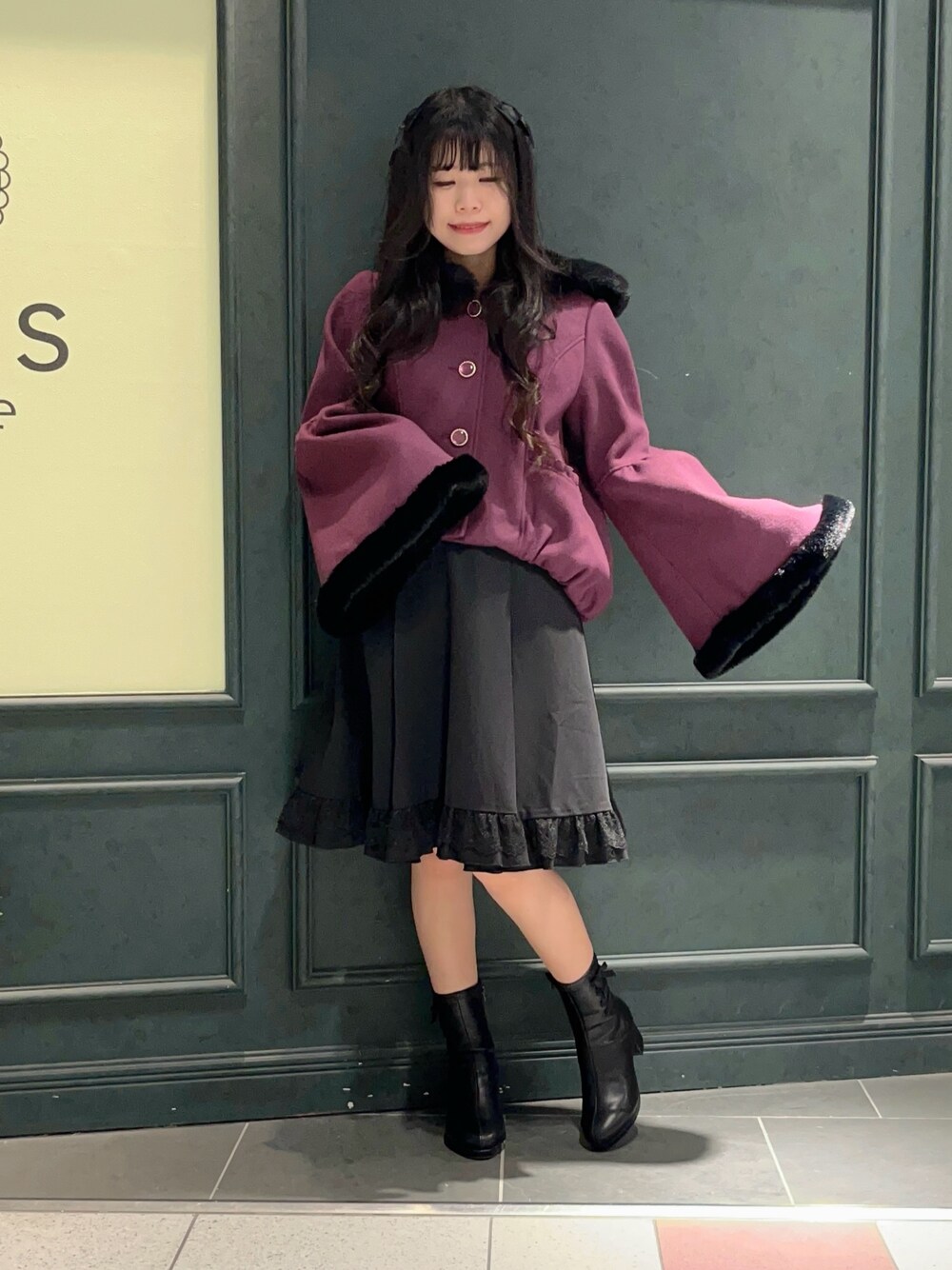 「axes femme、axes femme POETIQUE、コート、アウター、冬コーデ、パープル、紫、ベルスリーブ、ショートコート」｜「axes femme POETIQUEのベルスリーブフード付コート（その他アウター、パープル系）」を使った、ぁゅゅさん（レディース・154cm）の秋コーディネートの1枚目の写真