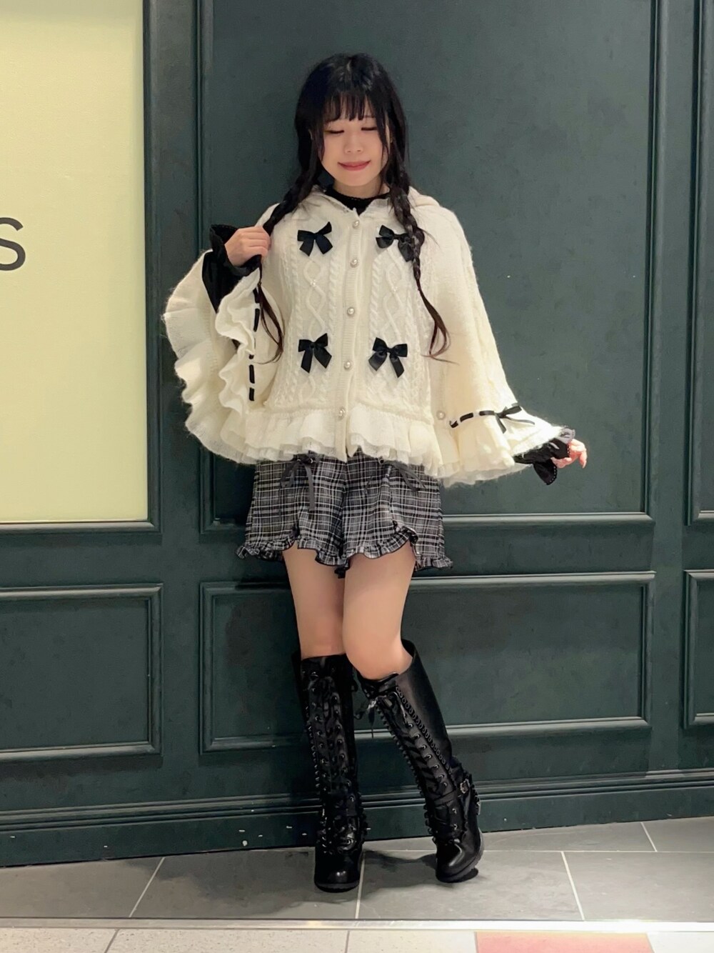 「axes femme、axes femme POETIQUE、ニット、リボン、秋冬コーデ、お出かけコーデ、低身長女子」｜「axes femme POETIQUEのリボン裏ボアニットケープ（ポンチョ、ホワイト系）」を使った、ぁゅゅさん（レディース・154cm）の秋コーディネートの1枚目の写真