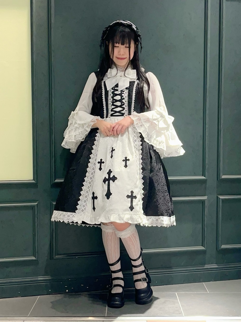 「Chalmiere、ハロウィン、ハロウィンコーデ、秋、秋コーデ、ロリータ、ゴシック、halloween、ジャガード、姫袖、ブラウス、モノトーン、モノトーンコーデ」｜「Chalmiereの４連バックルパンプス（パンプス、ブラック系）」を使った、ぁゅゅさん（レディース・154cm）の秋コーディネートの1枚目の写真