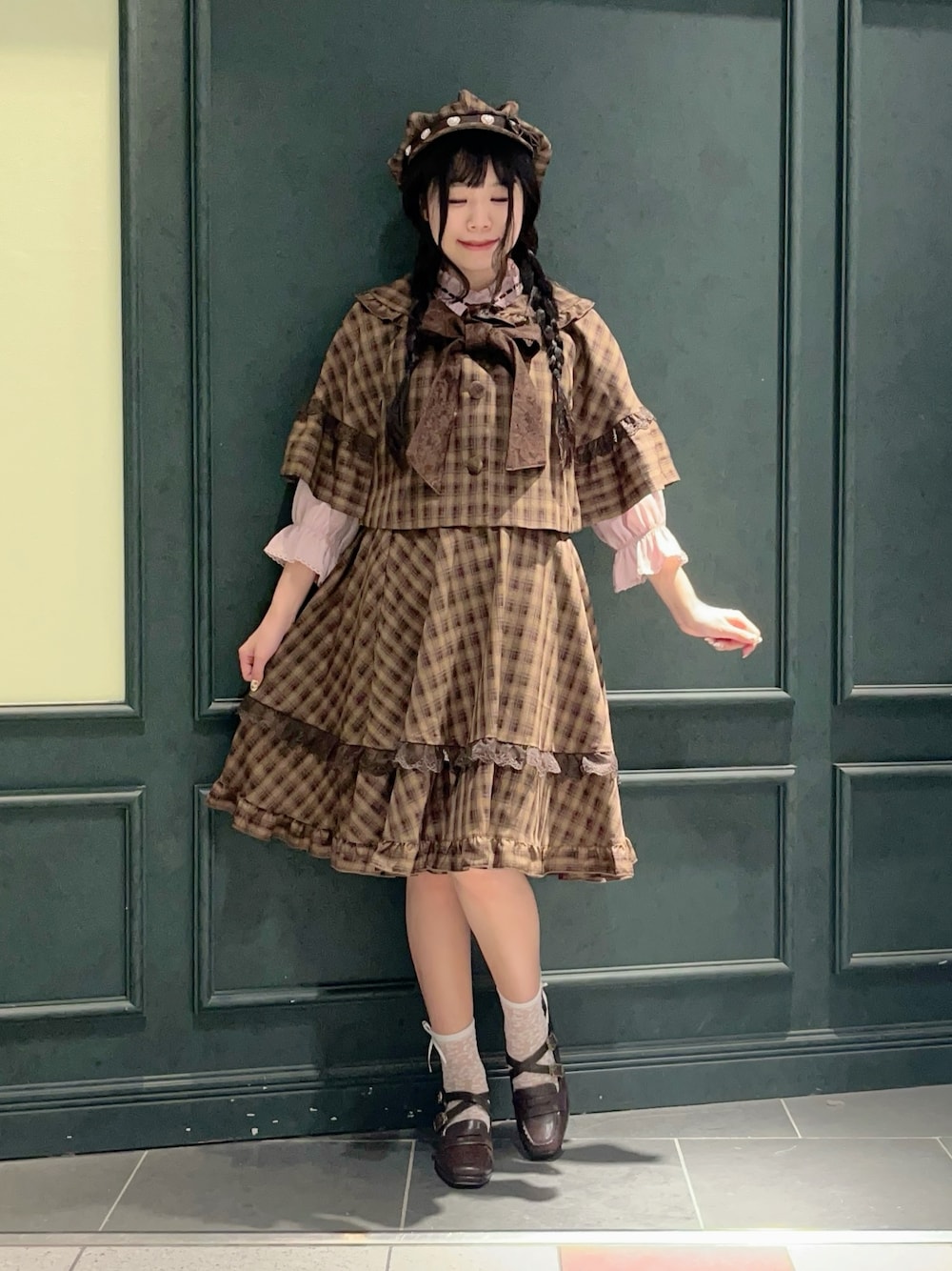 「axes femme POETIQUE、チェック、チェック柄、チェックスカート、秋、秋コーデ、秋のコーデ、秋服、秋服準備はじめました、探偵、ガーリー、おでかけ、レディースファッション、着回しコーデ、ケープ」｜「axes femme POETIQUEのレース重ねリボンタイ付ケープ（ベスト、ブラウン系）」を使った、ぁゅゅさん（レディース・154cm）の夏コーディネートの1枚目の写真