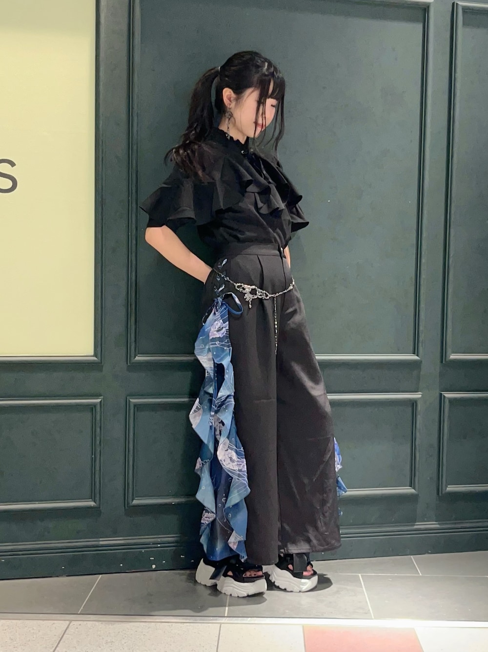 「axes femme POETIQUE、クラゲ、夏、夏コーデ、水族館、パンツスタイル、パンツコーデ、パンツ、フリルトップス、フリル、ラッフルフリル、黒、黒コーデ、夏服、レディースファッション」｜「axes femme POETIQUEのランブルフィッシュベルト（ベルト、ブラック系）」を使った、ぁゅゅさん（レディース・154cm）の夏コーディネートの1枚目の写真