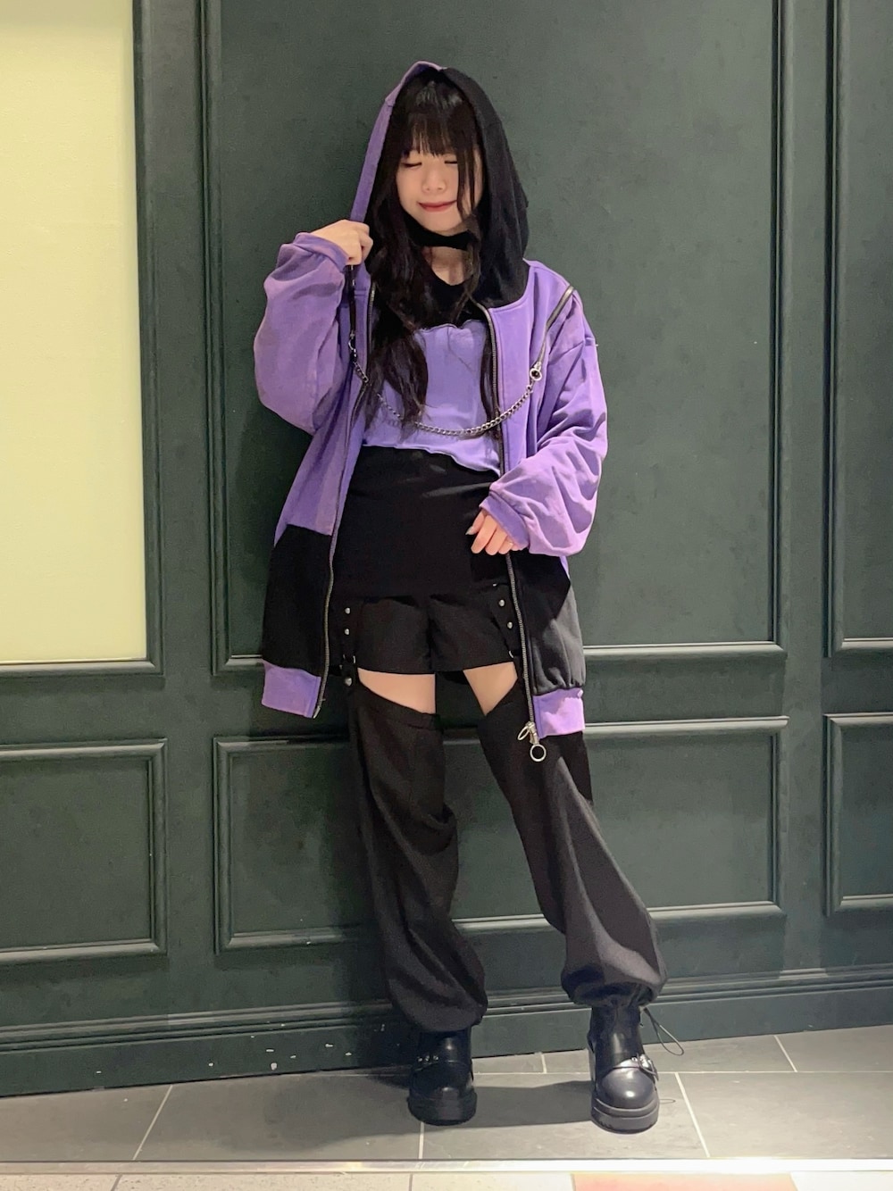 パープル系のパーカー、パープル系のTシャツ/カットソー、ブラック系のその他パンツを着用したレディースの秋コーディネートの1枚目の写真