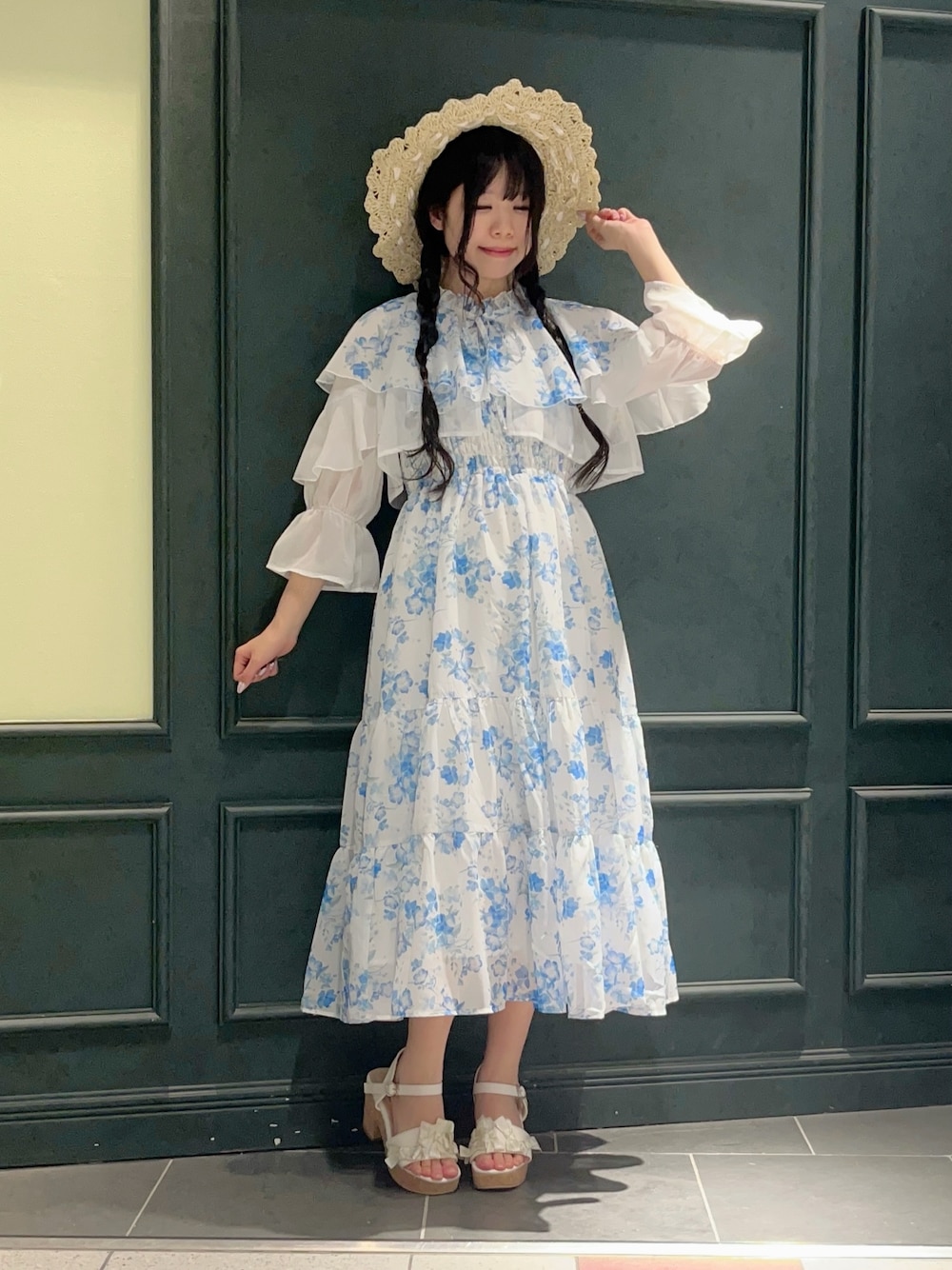 「axes、axes femme、ネモフィラ、ブルー、ワンピース、夏、夏コーデ、夏服、夏ファッション、低身長、低身長コーデ、オトナカワイイ、ハット」｜「axes femmeのネモフィラプリントブラウス×ワンピース（ワンピース、ホワイト系）」を使った、ぁゅゅさん（レディース・154cm）の春コーディネートの1枚目の写真
