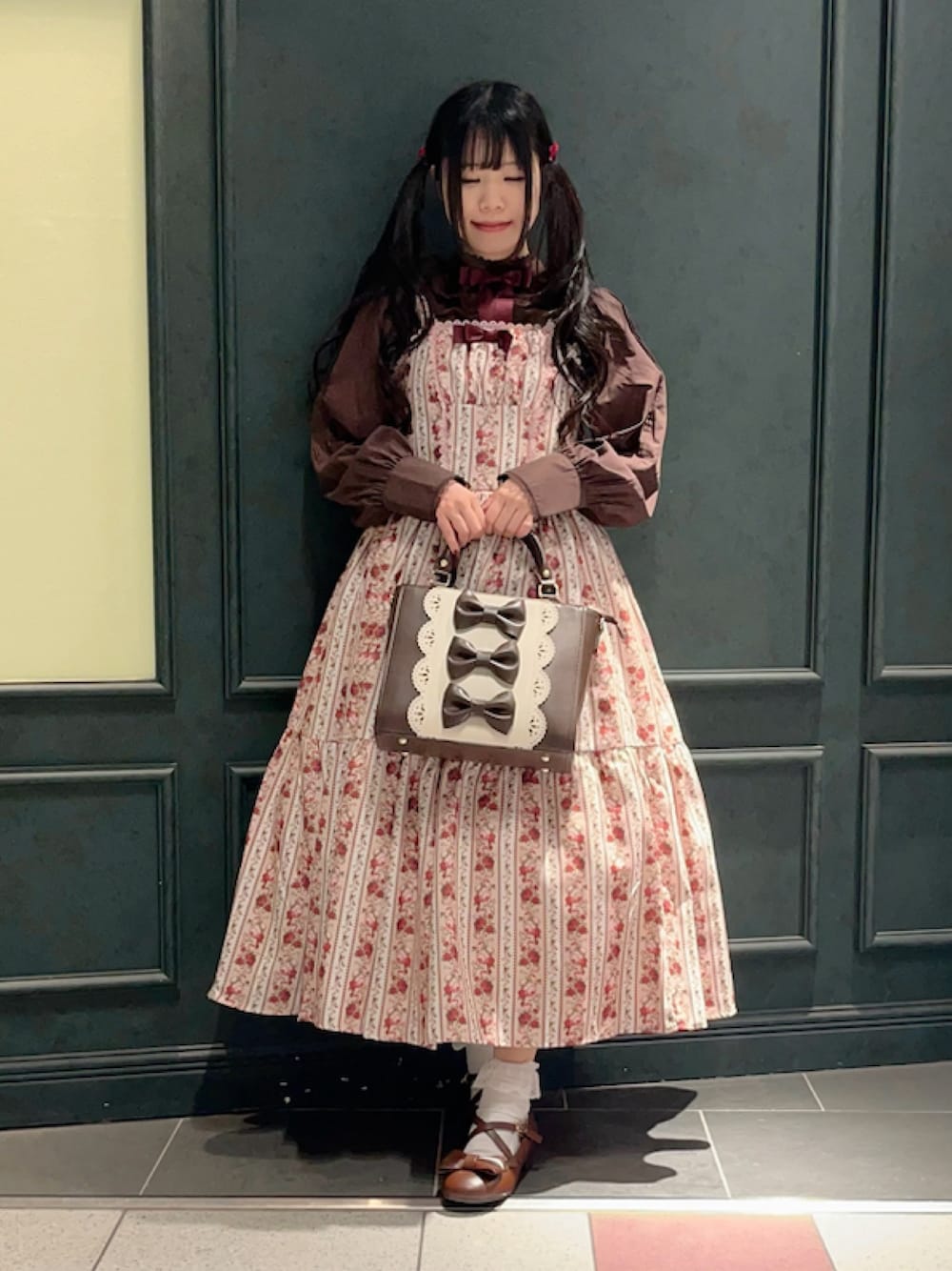 「axes femme、axes femme kawaii、ロリータファッション、ロリータ、花柄、花柄ワンピース」｜「axes femme POETIQUEのトリプルリボンバッグ（ショルダーバッグ、ブラウン系）」を使った、ぁゅゅさん（レディース・154cm）の冬コーディネートの1枚目の写真