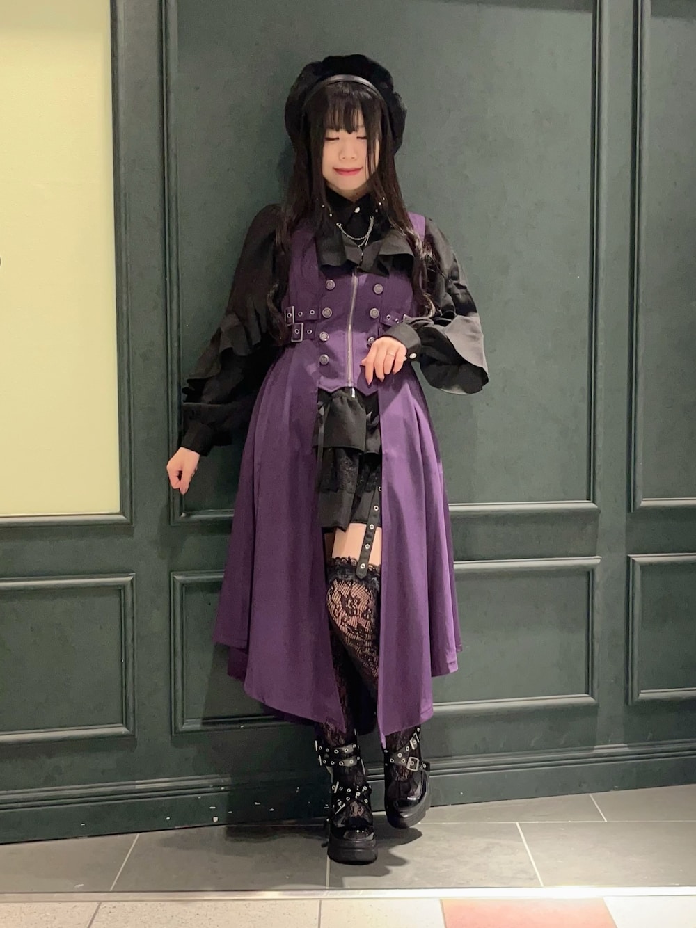 パープル系のベスト、ブラック系のシャツ/ブラウス、ブラック系のスカートを着用したレディースの秋コーディネートの1枚目の写真