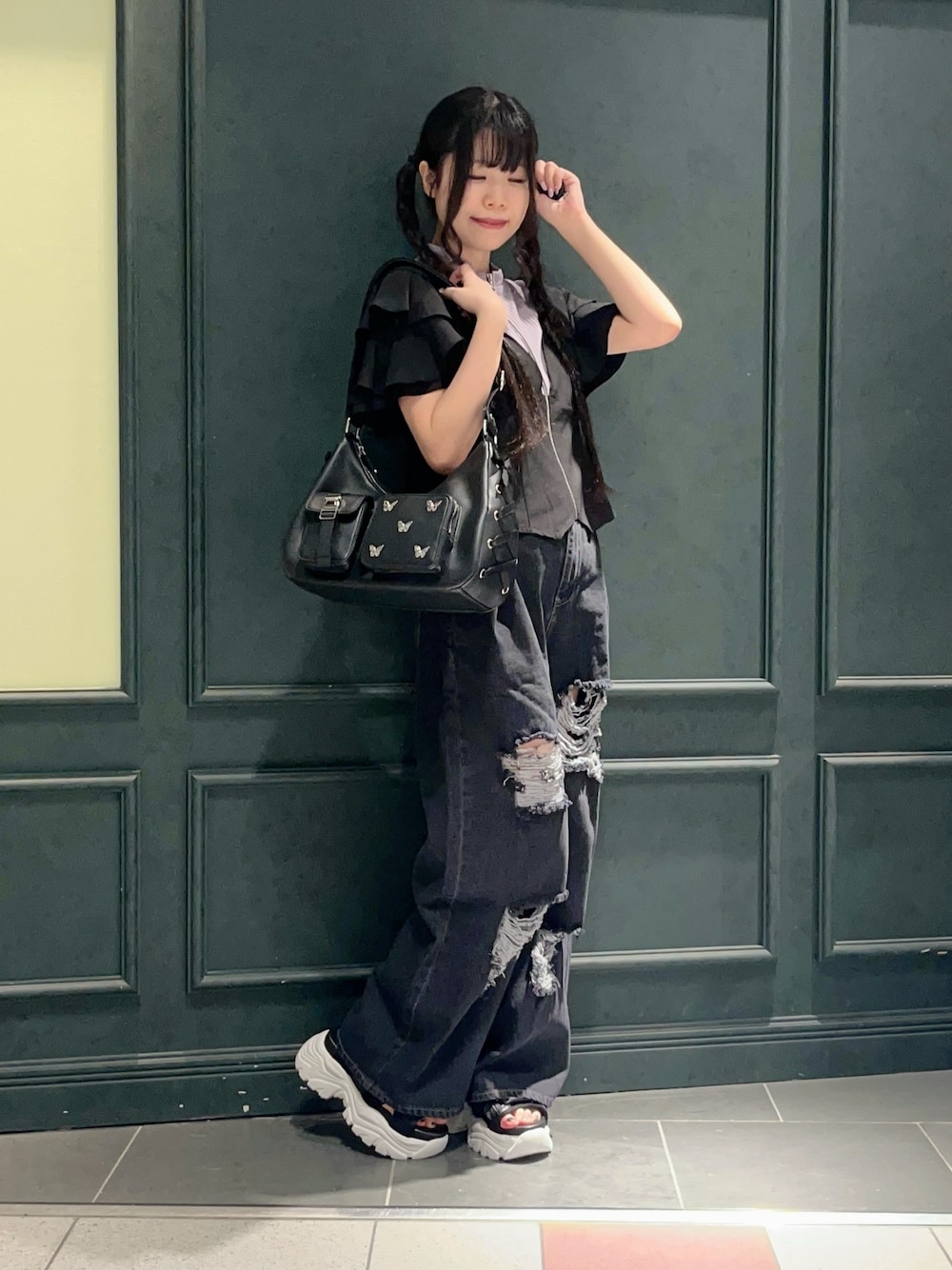 「axes femme、axes femme POETIQUE、黒、紫、デニム、デニムパンツ、サブカル、ダーク、ダークカラー、低身長、低身長コーデ、夏、ショルダーバッグ、パンツコーデ、ストリートコーデ」｜「axes femme POETIQUEのレイヤードフレア袖シャツ（シャツ/ブラウス、ブラック系）」を使った、ぁゅゅさん（レディース・154cm）の春コーディネートの1枚目の写真