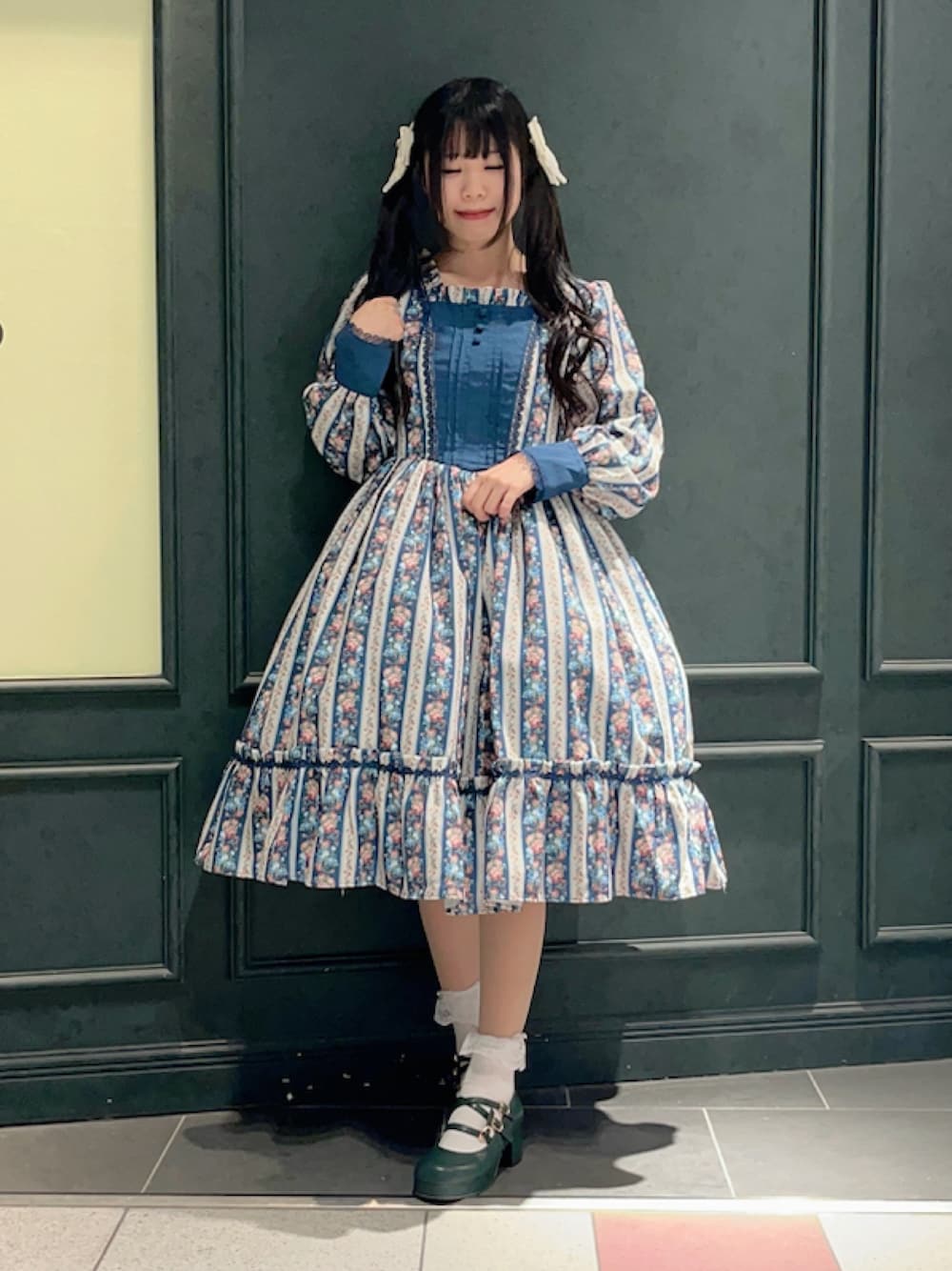 「axes femme、axes femme kawaii、ロリータファッション、ロリータ、ロリータコーデ、パニエ、花柄、花柄ワンピース、おでかけコーデ、ワンピース、ワンピーススタイル」｜「axes femme kawaiiのストライプローズ柄ワンピース（ワンピース、ブルー系）」を使った、ぁゅゅさん（レディース・154cm）の冬コーディネートの1枚目の写真