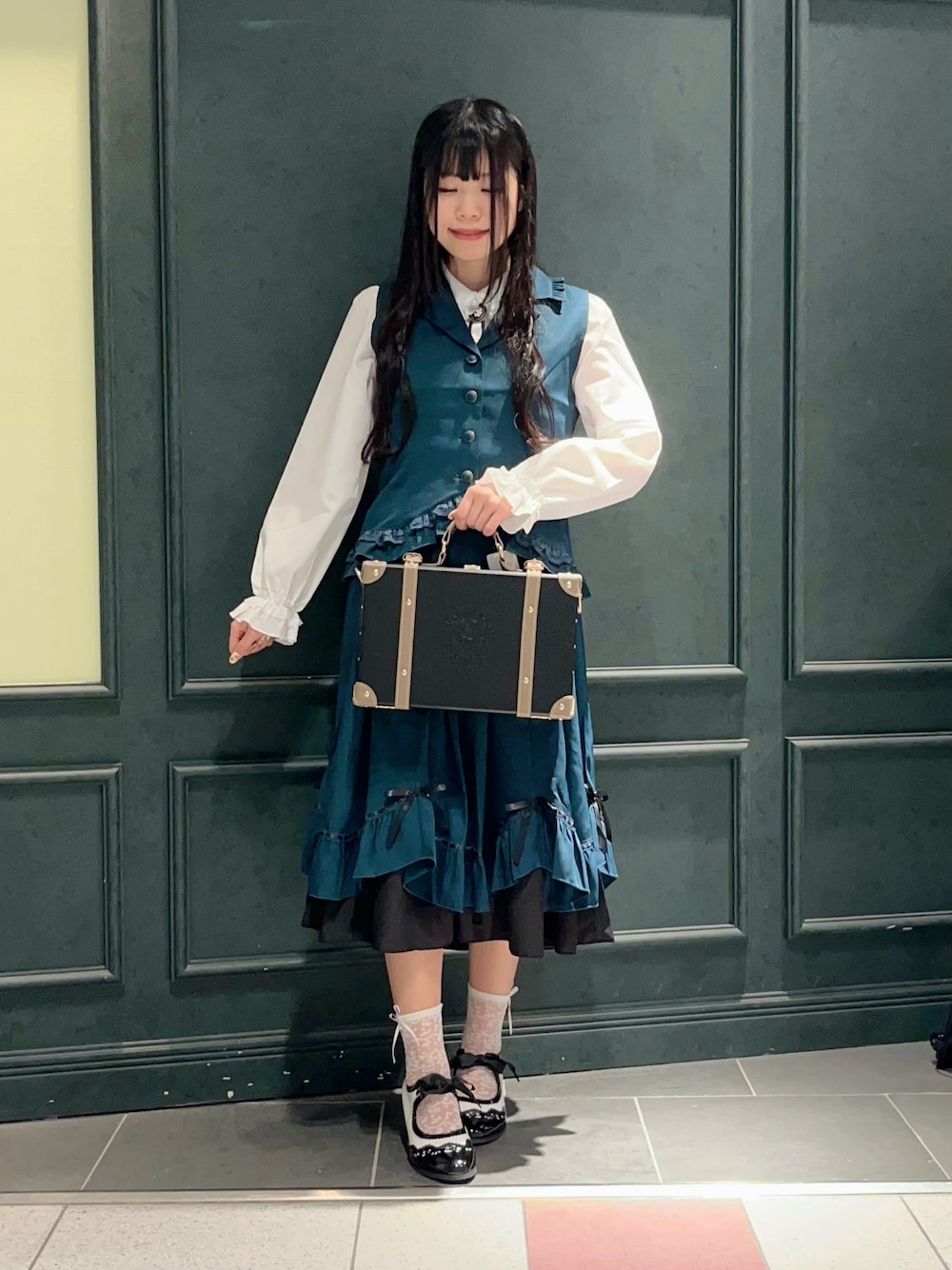 「axes femme、クラシカル、ベスト、グリーン、秋、秋コーデ、秋のコーデ、秋冬コーデ、ループタイ、トランク、スカートスタイル、スカート、スカートコーデ、秋服準備はじめました、秋服」｜「axes femmeのクラシカル配色ミニトランク（ボストンバッグ、ブラック系）」を使った、ぁゅゅさん（レディース・154cm）の夏コーディネートの1枚目の写真