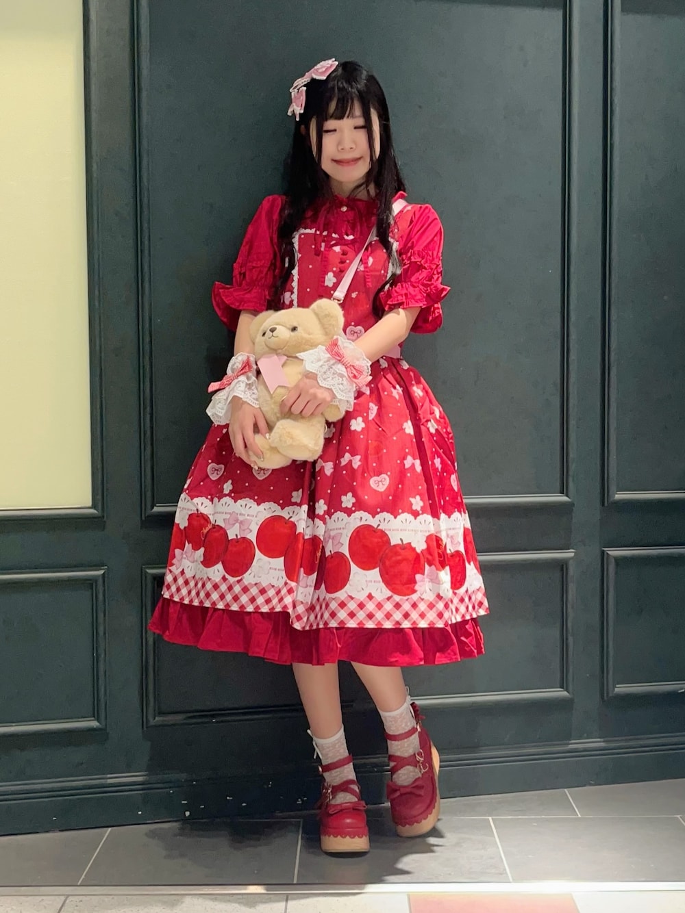 「Chalmiere、ロリータファッション、ロリータ、lolita、lolitafashion、フルーツ柄、リンゴ柄、りんご、低身長コーデ、低身長、ジャンスカ、ジャンスカコーデ、赤、レディースファッション、fashion」｜「Chalmiereのスクエア開きコットンブラウス（シャツ/ブラウス、レッド系）」を使った、ぁゅゅさん（レディース・154cm）の夏コーディネートの1枚目の写真