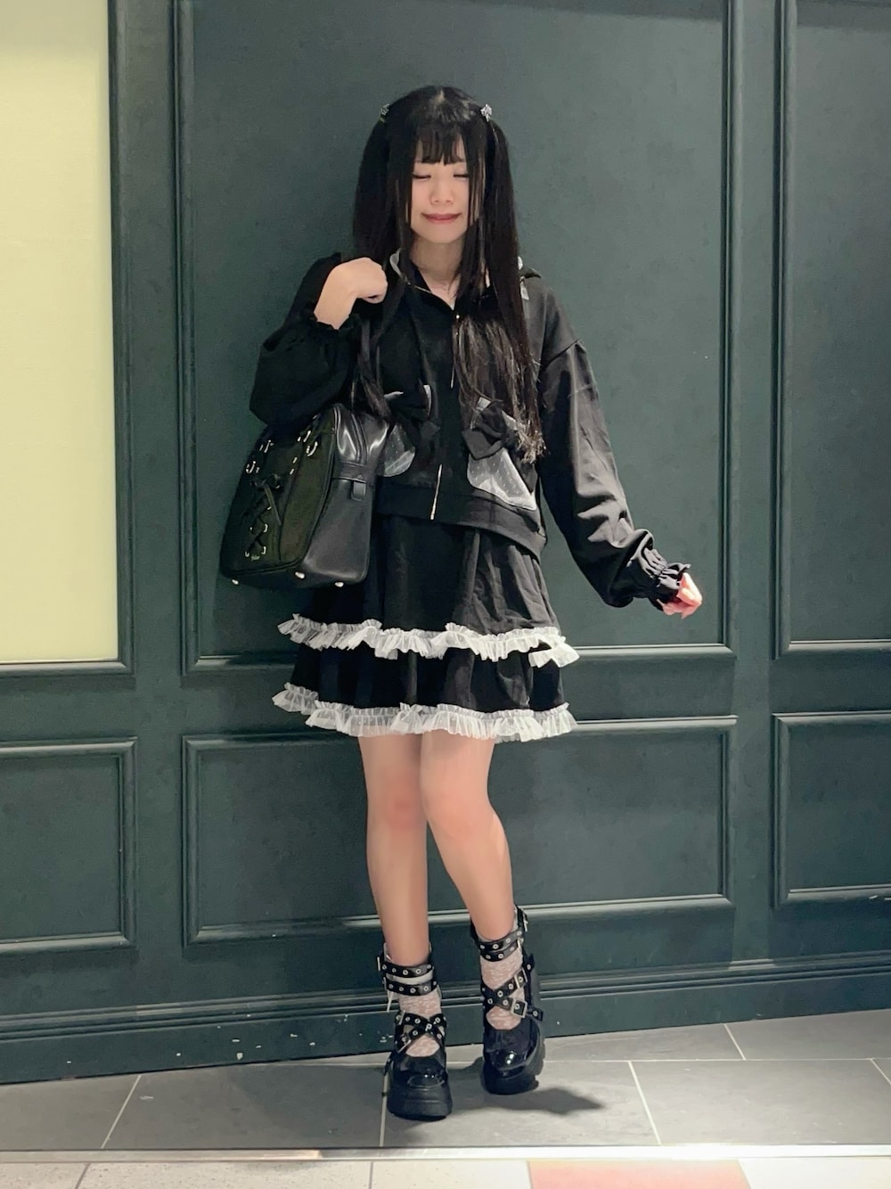 ホワイト系のキャミソール、ブラック系のカーディガン/ボレロ、ピンク系のその他パンツを着用したレディースの秋コーディネートの1枚目の写真