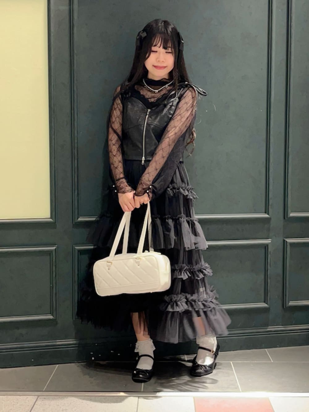 「低身長、axes femme、黒、黒コーデ、チュールスカート、レイヤードスタイル、秋っぽコーデ更新中」｜「axes femmeのフリルチュールティアードスカート（スカート、ブラック系）」を使った、ぁゅゅさん（レディース・154cm）の秋コーディネートの1枚目の写真