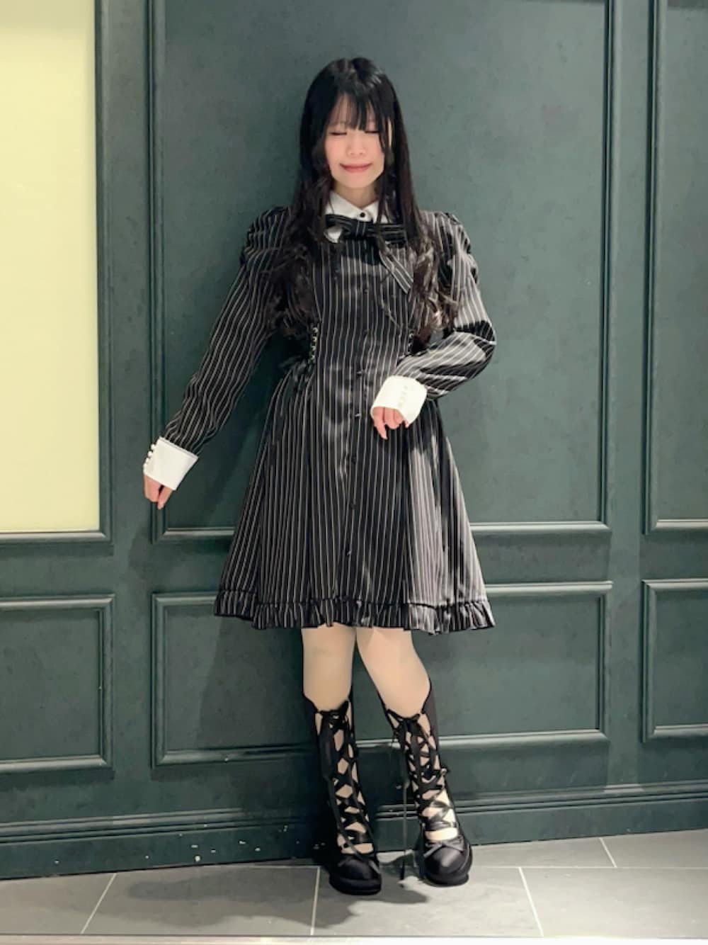 「axes femme POETIQUE、低身長、低身長コーデ、低身長女子、黒、黒コーデ、ブラック、バウンドコーデ、ストライプ、ストライプワンピース、レースアップシューズ、レースアップ」｜「axes femme POETIQUEのサイドレースアップワンピ（ワンピース、ブラック系）」を使った、ぁゅゅさん（レディース・154cm）の冬コーディネートの1枚目の写真