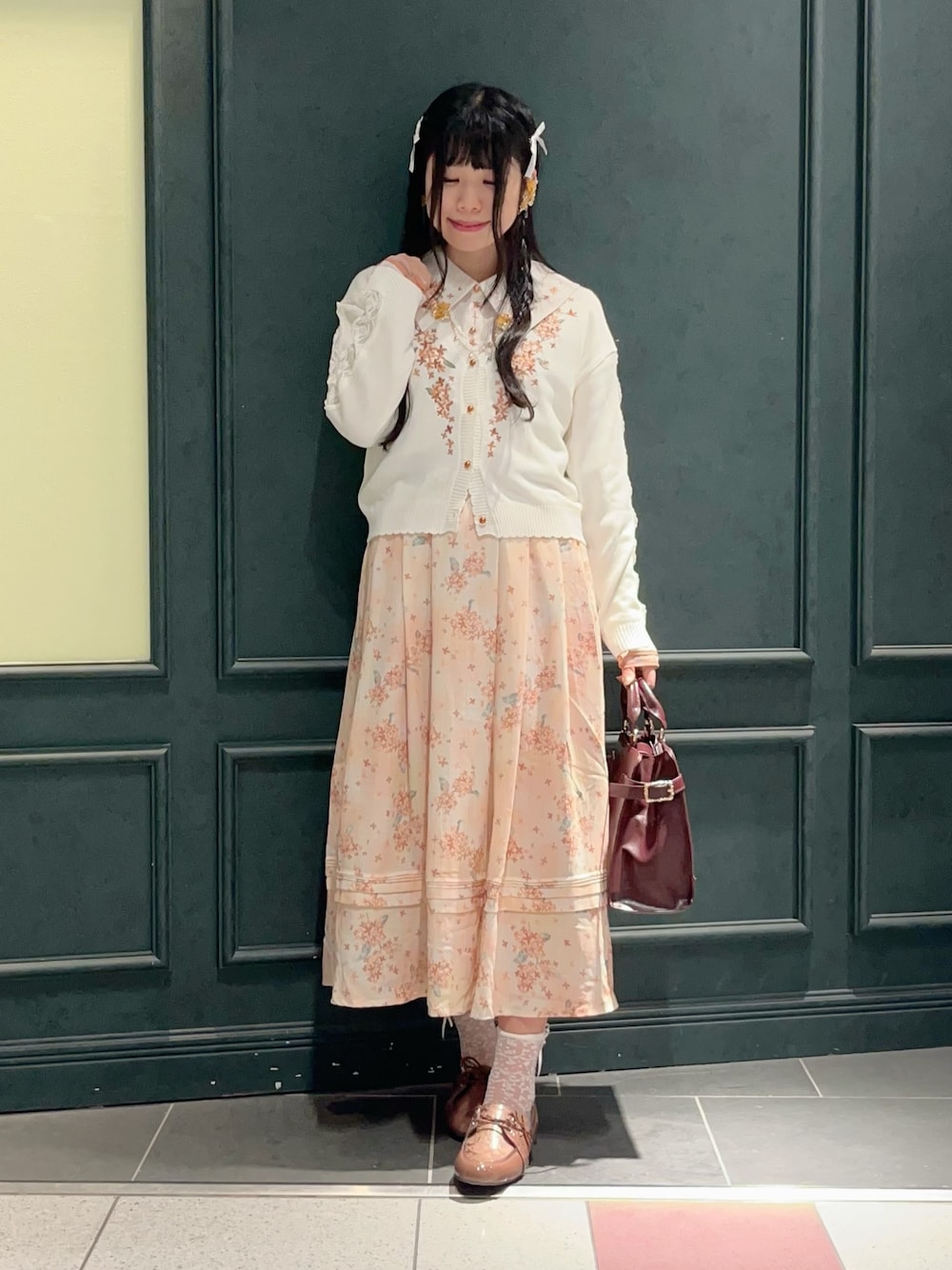 「axes femme、秋、秋コーデ、秋のコーデ、秋服、金木犀、キンモクセイ、花柄、花柄スカート、レディースファッション、初秋コーデ、おでかけコーデ、秋色、アクセサリー、秋服コーデ」｜「axes femmeの金木犀モチーフイヤリング（イヤリング、ゴールド系）」を使った、ぁゅゅさん（レディース・154cm）の秋コーディネートの1枚目の写真