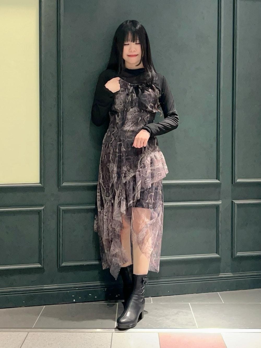 「axes femme、axes femme POETIQUE、スネーク柄、蛇柄、蛇、ダークトーンコーデ」｜「axes femme POETIQUEのスネークスケールチュールワンピース（ワンピース、ブラック系）」を使った、ぁゅゅさん（レディース・154cm）の冬コーディネートの1枚目の写真