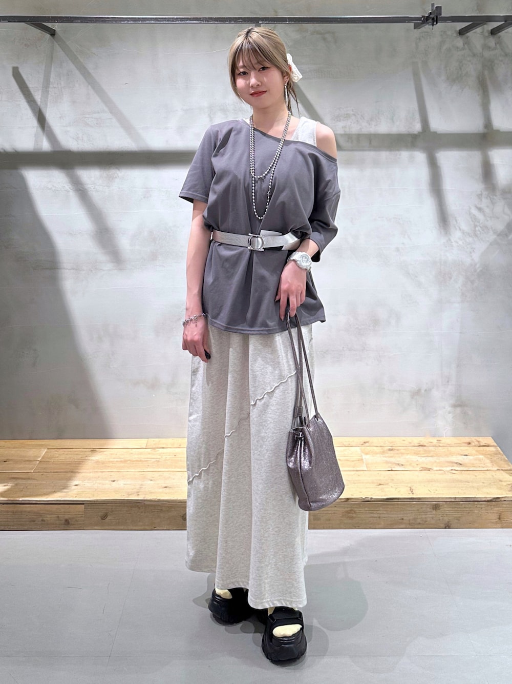 「PAGEBOY、ワンピース、レイヤードスタイル、Tシャツ、肩出しトップス、デートコーデ、ラフ、夏コーデ、春夏コーデ」｜「PAGEBOYのダッドコンビスポサン（サンダル、ブラック系）」を使った、Miyunさん（骨格ウェーブ・レディース・156cm）の春コーディネートの1枚目の写真