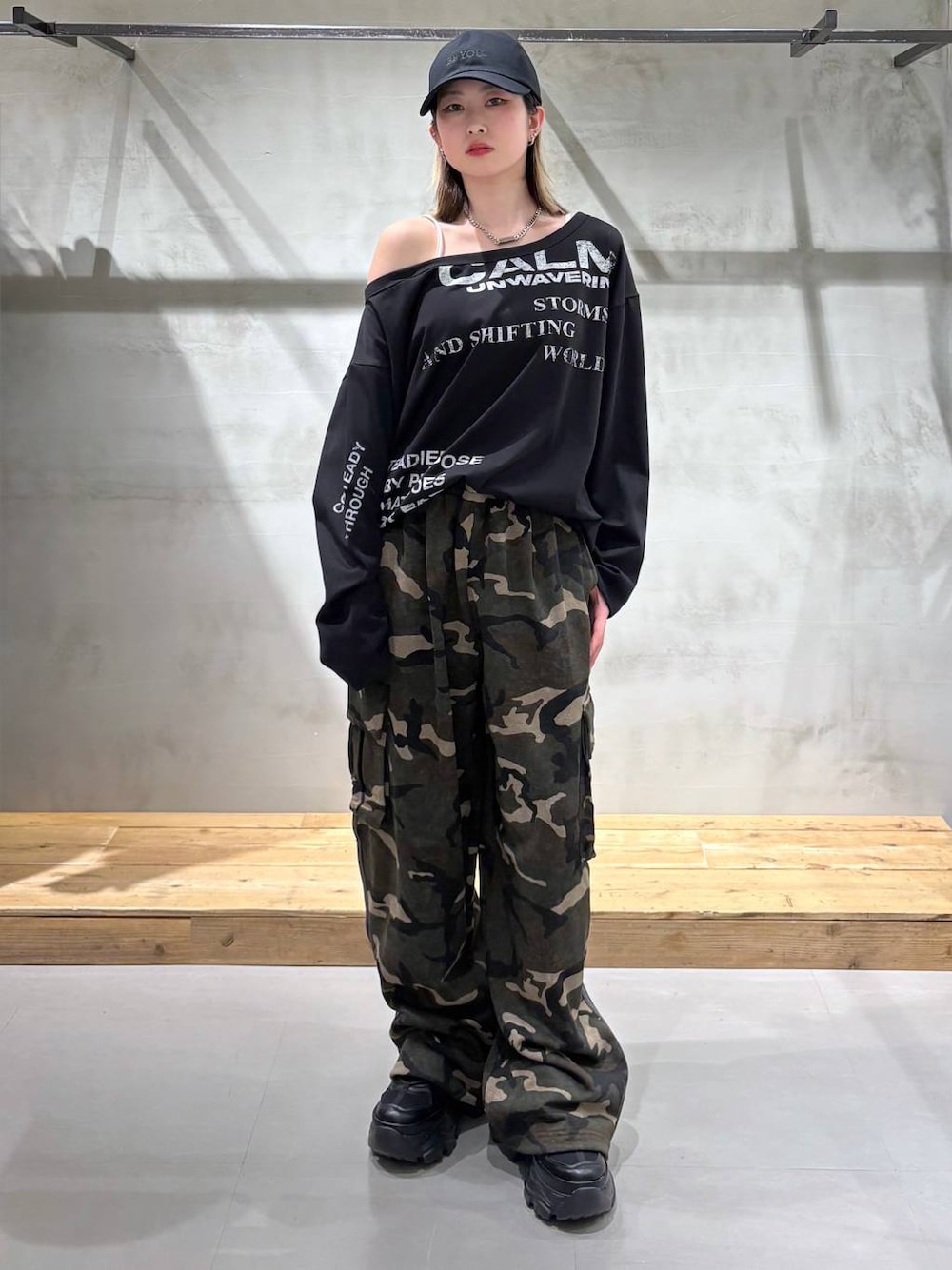 ブラック系のスニーカー、グリーン系のスウェットパンツ、ブラック系のTシャツ/カットソーを着用したレディースの春コーディネートの1枚目の写真