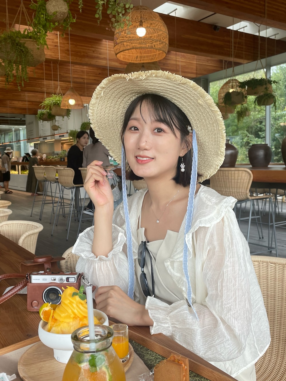 「お出かけコーデ、大人可愛い、夏ファッション、ホワイトコーデ」｜「CLEIOの【CLEIO】【入卒式／セレモニー】タイトキャミワンピース シースルーセット（ドレス、ホワイト系）」を使った、きよさん（レディース・164cm）の夏コーディネートの1枚目の写真