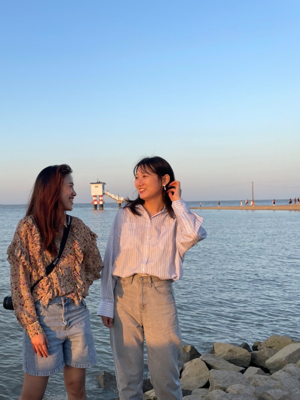 「ootd、海」｜「mysticのストライプシャツ（シャツ/ブラウス、ピンク系）」を使った、きよさん（レディース・164cm）の秋コーディネートの1枚目の写真