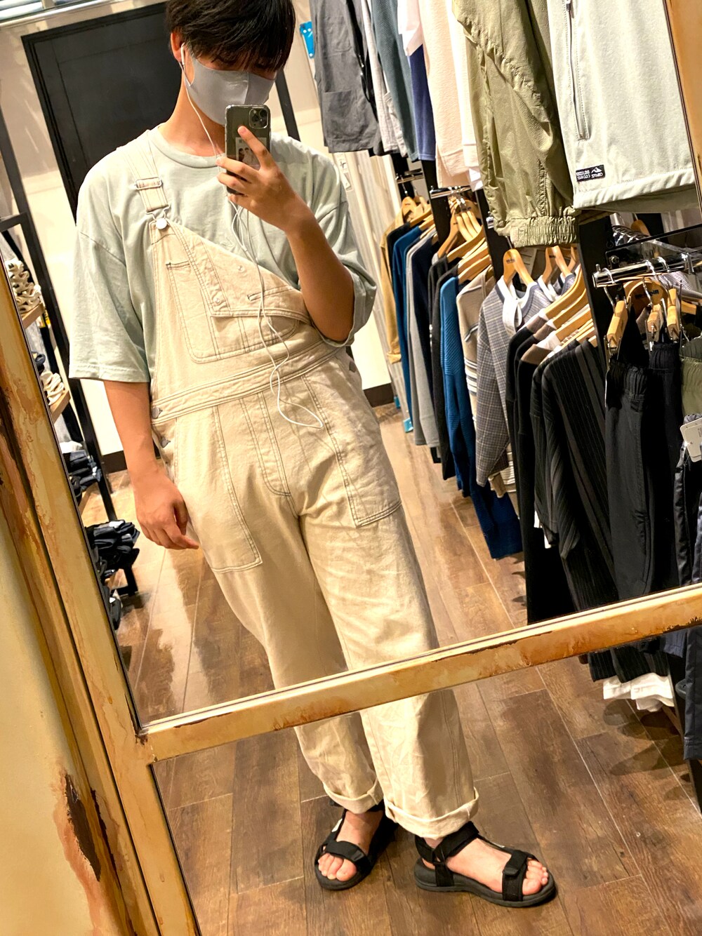 「今日のコーデ、ペールトーン、夏コーデ、オーバーオール、サンダル、イヤホン、お洒落さんとつながりたい、シンプルコーデ、プチプラ、ラブアンドピース2021」｜「PairPairのTHEホワイトオーバーオール（ユニセックス）（サロペット/オーバーオール、ホワイト系）」を使った、gen3452さん（メンズ・174cm）の秋コーディネートの1枚目の写真
