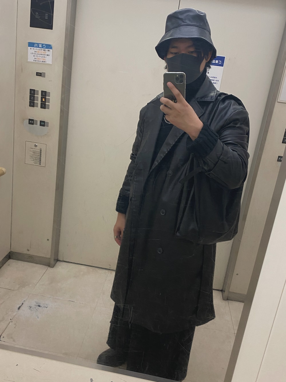 ブラック系のチェスターコート、ブラック系のニット/セーター、ブラック系のその他パンツを着用したメンズの秋コーディネートの1枚目の写真