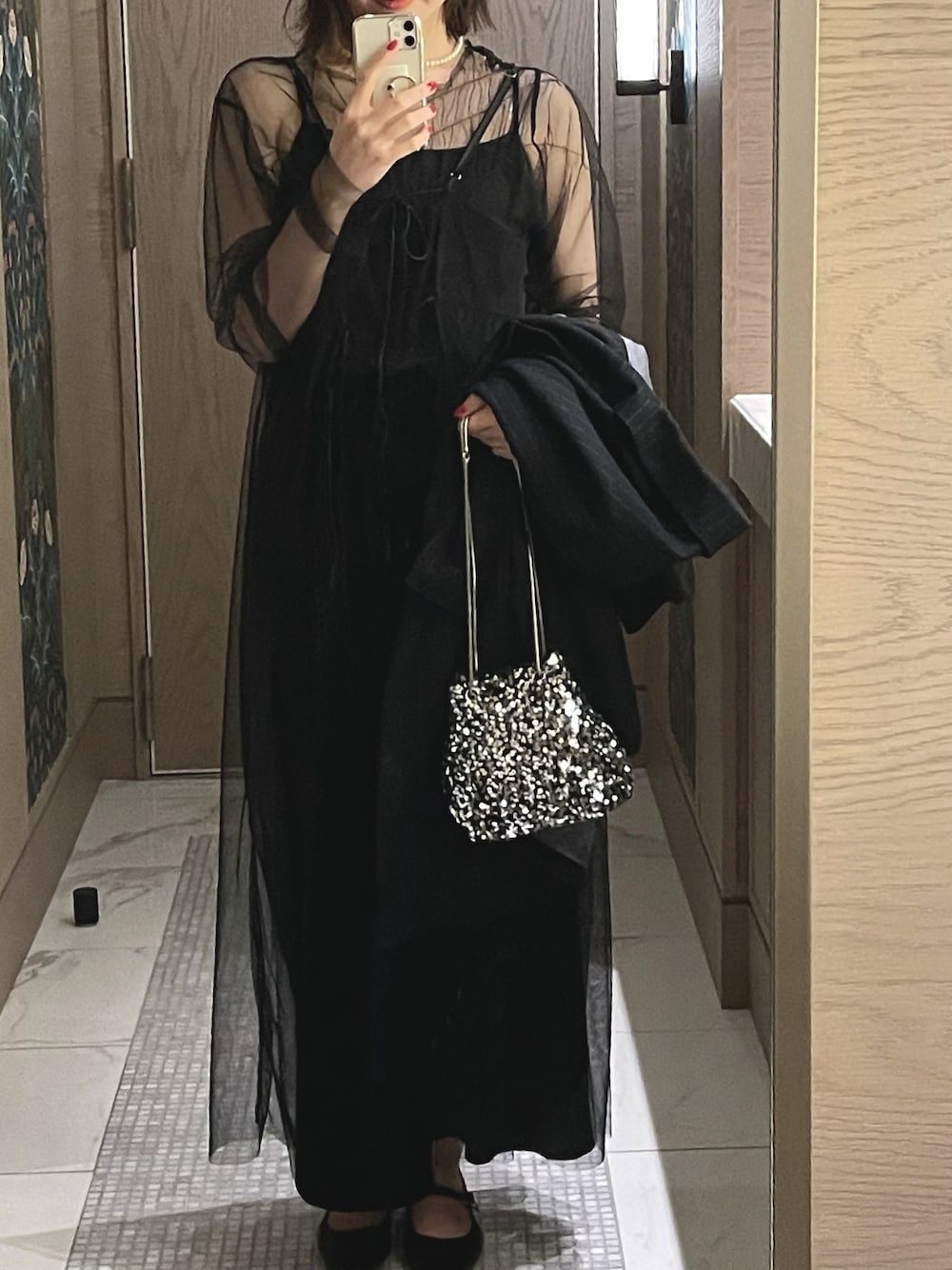 「オケージョン、オケージョンスタイル、キャミワンピース、シースルーワンピース、ベロアスカート、スパンコールバック、結婚式、ブラックコーデ」｜「Kanaのスパンコール ２way ショルダー 巾着 バック（ショルダーバッグ、シルバー系）」を使った、kikiさん（レディース・160cm）の冬コーディネートの1枚目の写真