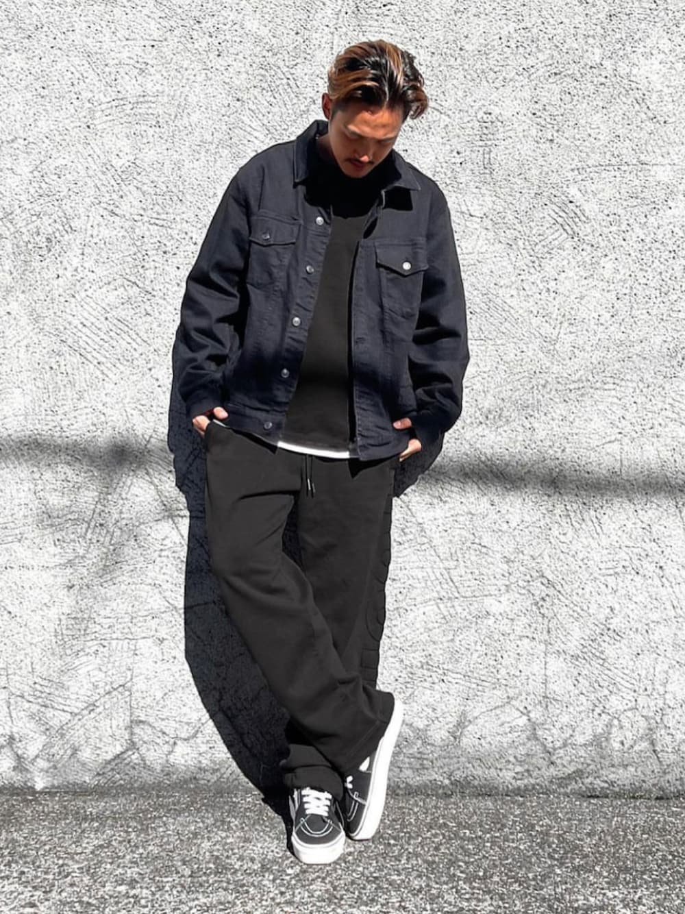 ブラック系のTシャツ/カットソー、ブラック系のスウェットパンツを着用したメンズの冬コーディネートの1枚目の写真