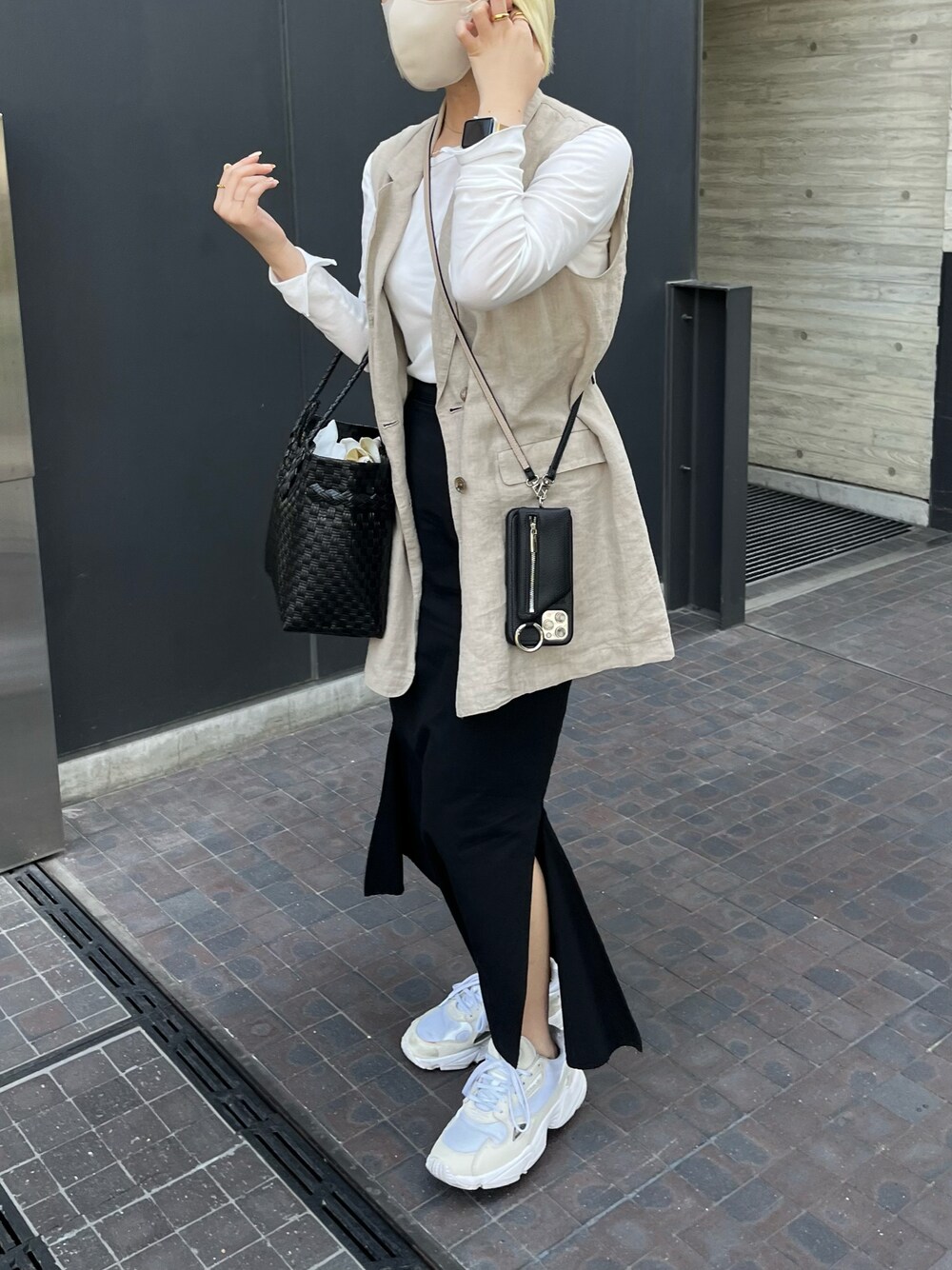 「シンプルコーデ、大人カジュアル、カジュアルコーデ、おしゃれさんと繋がりたい、スリットスカート、いいね、save、フォローお願いします🤑、低身長コーデ、スニーカーコーデ、ジレ、モノトーンコーデ」｜「CIAOPANICの≪肌当たりが心地よい≫スリットマーメイドスカート（スカート、ブラック系）」を使った、mmtaro10さん（レディース・155cm）の夏コーディネートの1枚目の写真