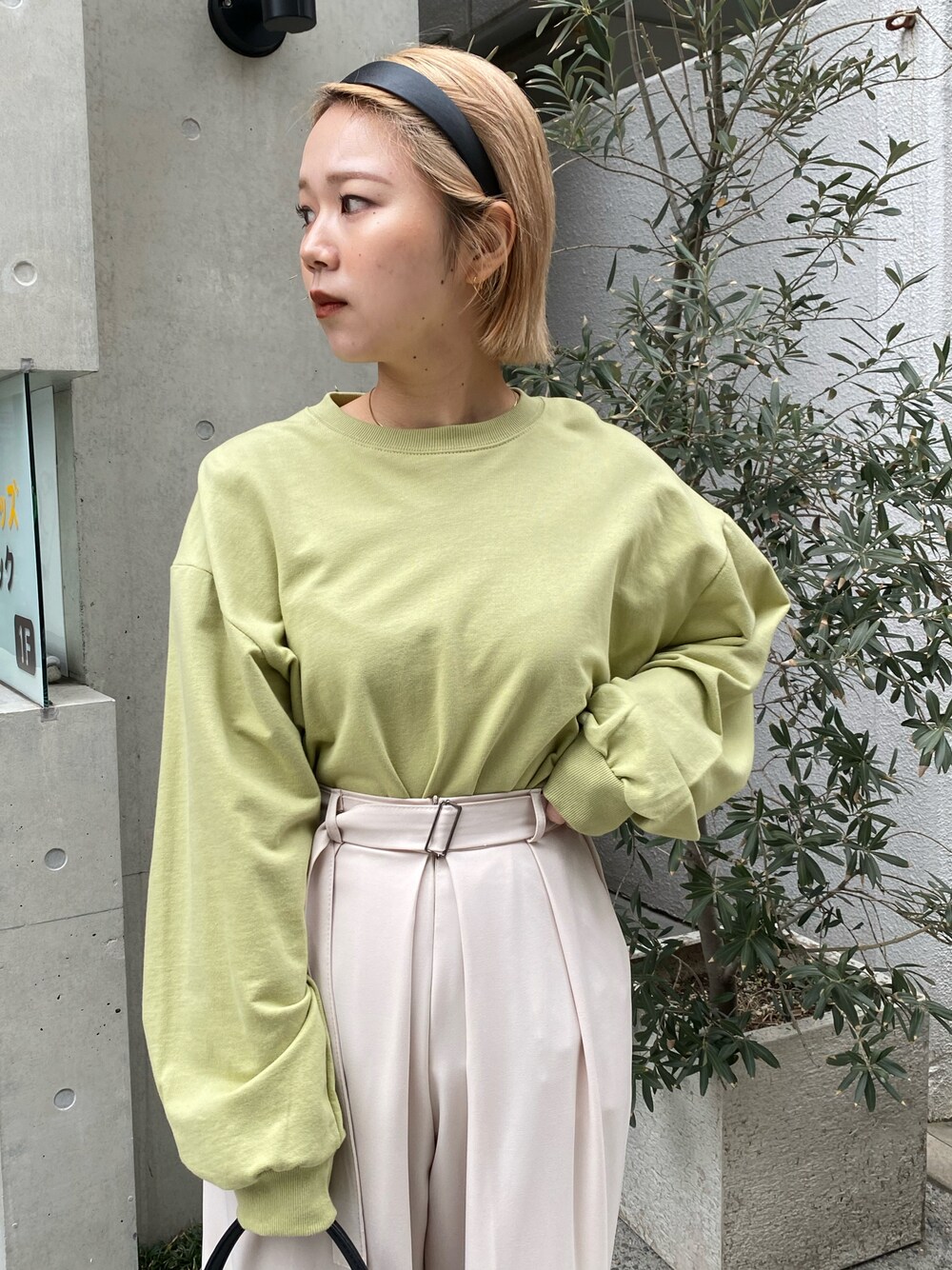 「春、カジュアルコーデ、春カラー、低身長コーデ、お洒落さんとつながりたい、いいね、save、フォローお願いします🤑、スウェット、グリーンコーデ、春服」｜「Amiurのback round open sweat（スウェット、グリーン系）」を使った、mmtaro10さん（レディース・155cm）の春コーディネートの1枚目の写真