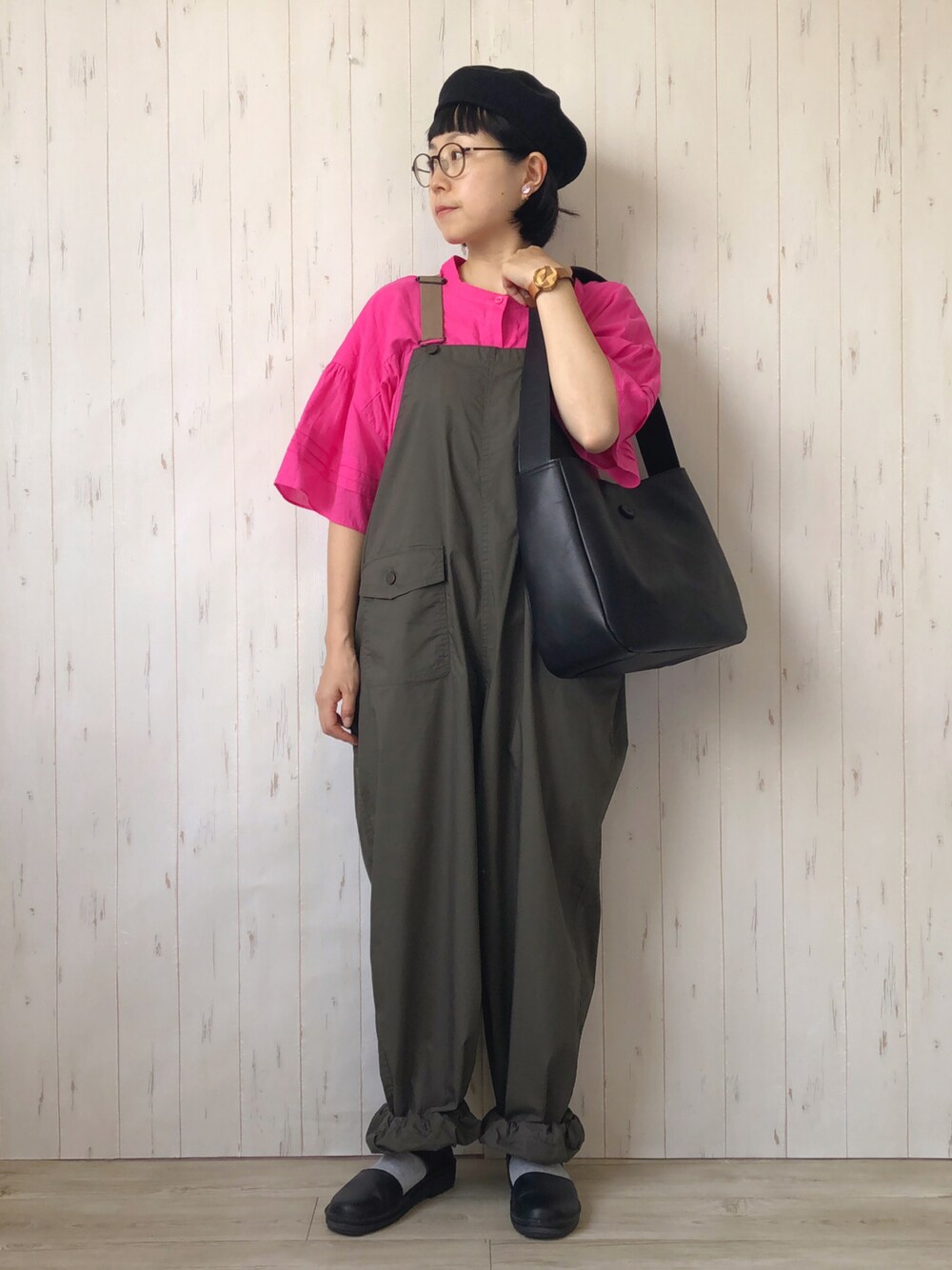 「オトナカジュアル、秋のコーデ、オトナ女子、秋服準備はじめました、秋先取りコーデ、ベレー帽、オーバーオール、サロペット」｜「BAYFLOWの【MW SUNRISE(エムダブリューサンライズ)】ハーフスリーブブラウス（シャツ/ブラウス、ピンク系）」を使った、鞄屋コナランさん（レディース・157cm）の夏コーディネートの1枚目の写真