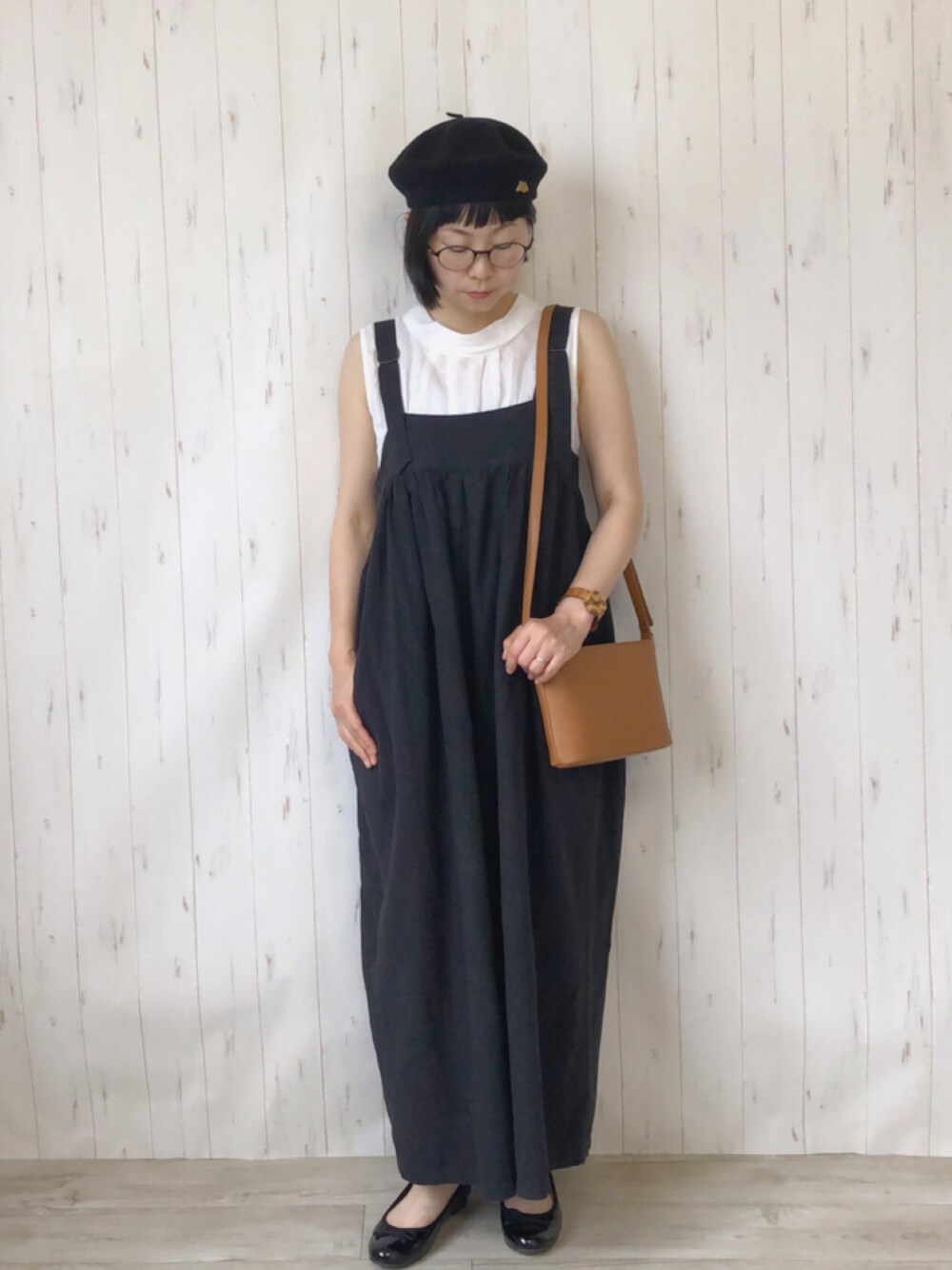 「夏コーデ、大人女子、サロペット、ベレー帽、リネン、ノースリーブ、バレエシューズ」｜「mat quotidienのmat 綿麻ライトキャンバス　ゆったりサロペット（サロペット/オーバーオール、ブラック系）」を使った、鞄屋コナランさん（レディース・157cm）の夏コーディネートの1枚目の写真