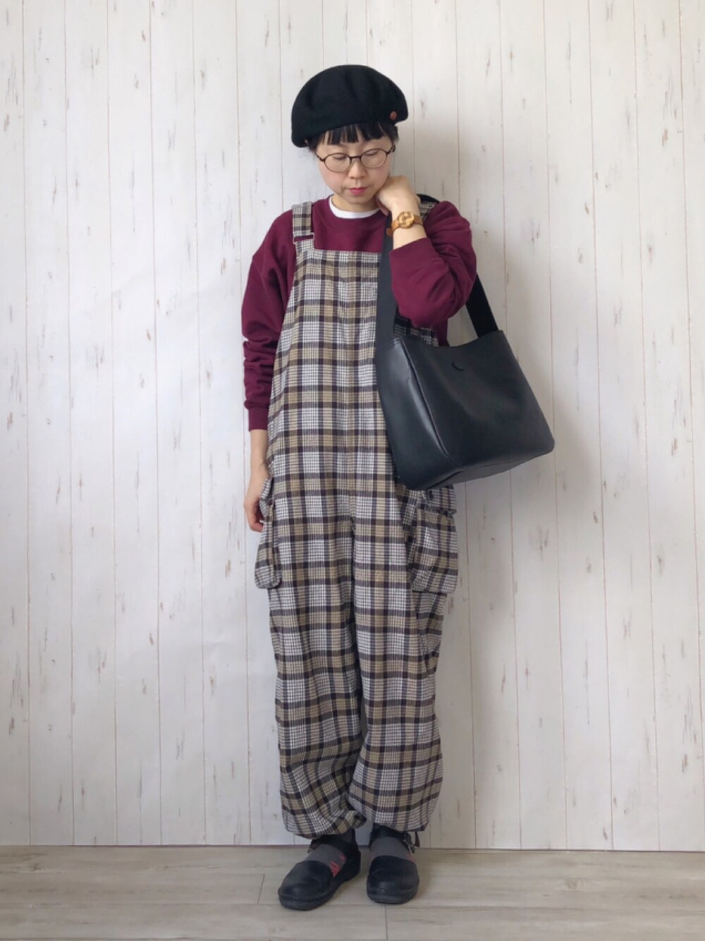 「クリスマスに着たい服、カジュアル、オトナカジュアル、大人カジュアル、オーバーオール、サロペット、ベレー帽」｜「PAR ICIのネルチェック サロペットパンツ（サロペット/オーバーオール、ブラウン系）」を使った、鞄屋コナランさん（レディース・157cm）の冬コーディネートの1枚目の写真