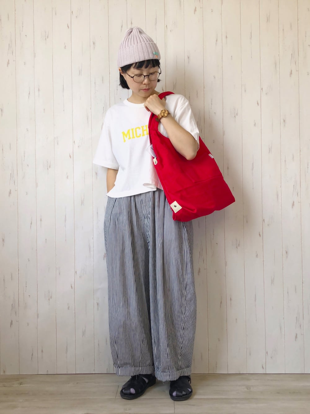 「カジュアル、シンプル、オトナカジュアル、夏、ストライプ、サンダル、ニット帽」｜「BEAMS BOYのBEAMS BOY / US カレッジ Tシャツ 22SS（Tシャツ/カットソー、ホワイト系）」を使った、鞄屋コナランさん（レディース・157cm）の夏コーディネートの1枚目の写真