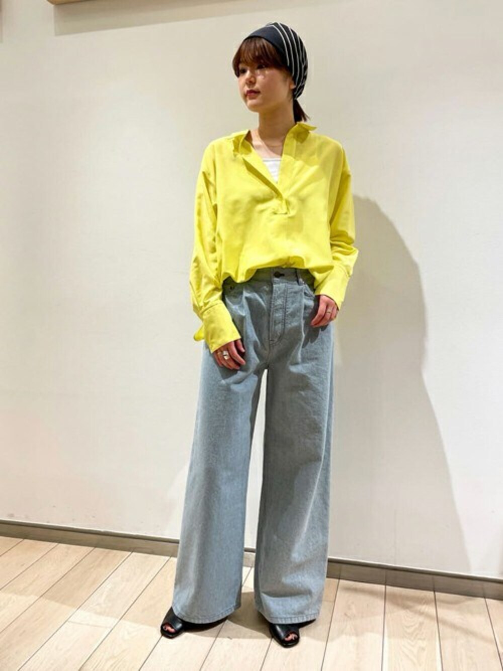 「イエロー、スカーフ、大人カジュアル、トゥモローランド、TOMORROWLAND、デイリーカジュアル、DES PRÉS、GALERIE VIE、BRENTELLA、MANNER MARKET」｜「TOMORROWLAND のシルクコットン オープンカラーブラウス（シャツ/ブラウス、イエロー系）」を使った、Kubo_TOMORROWLANDさん（レディース・167cm）の春コーディネートの1枚目の写真