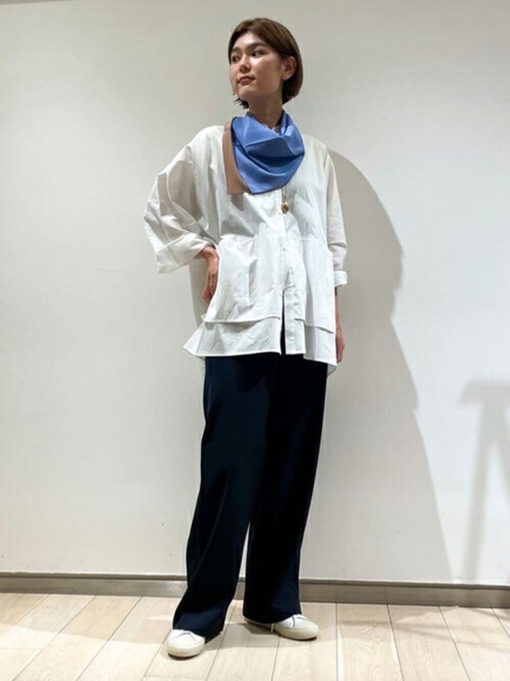 「ブラウス、別注、トゥモローランド、TOMORROWLAND、D.A.T.E、シルクスカーフ、DES PRÉS、GALERIE VIE、MANNER MARKET、helena rohner」｜「TOMORROWLAND のマイクロコットンツイル バンドカラーブラウス（シャツ/ブラウス、ホワイト系）」を使った、Kubo_TOMORROWLANDさん（レディース・167cm）の秋コーディネートの1枚目の写真