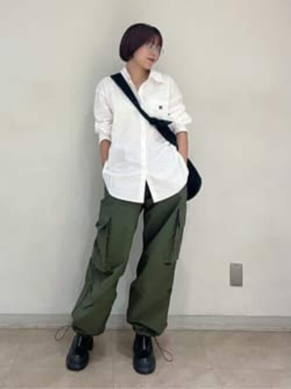 「カーゴパンツ、ジャーナルスタンダード、シャツスタイル、casselini、Oriens JOURNAL STANDARD」｜「Oriens JOURNAL STANDARDのエンブレムシャツ（シャツ/ブラウス、ホワイト系）」を使った、KUROSUさん（レディース・164cm）の秋コーディネートの1枚目の写真