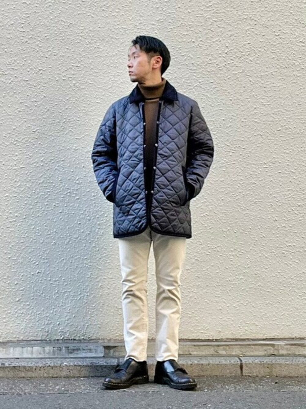 「シンプル、タートルネック、コーデュロイパンツ、シップス、SHIPS、LAVENHAM、大人コーデ、キルティングジャケット、ラベンハム、秋冬コーデ」｜「SHIPSの【SHIPS別注】LAVENHAM: KEDINGTON ジャケット（チェスターコート、ブルー系）」を使った、野間さん（メンズ・164cm）の秋コーディネートの1枚目の写真