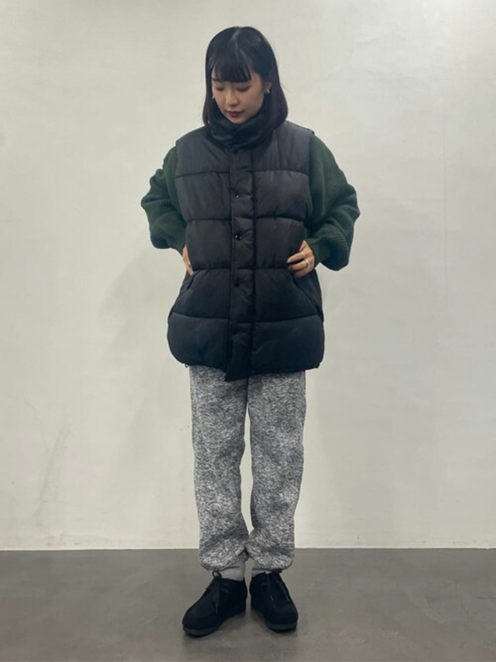 グリーン系のニット/セーターを着用したレディースの冬コーディネートの1枚目の写真