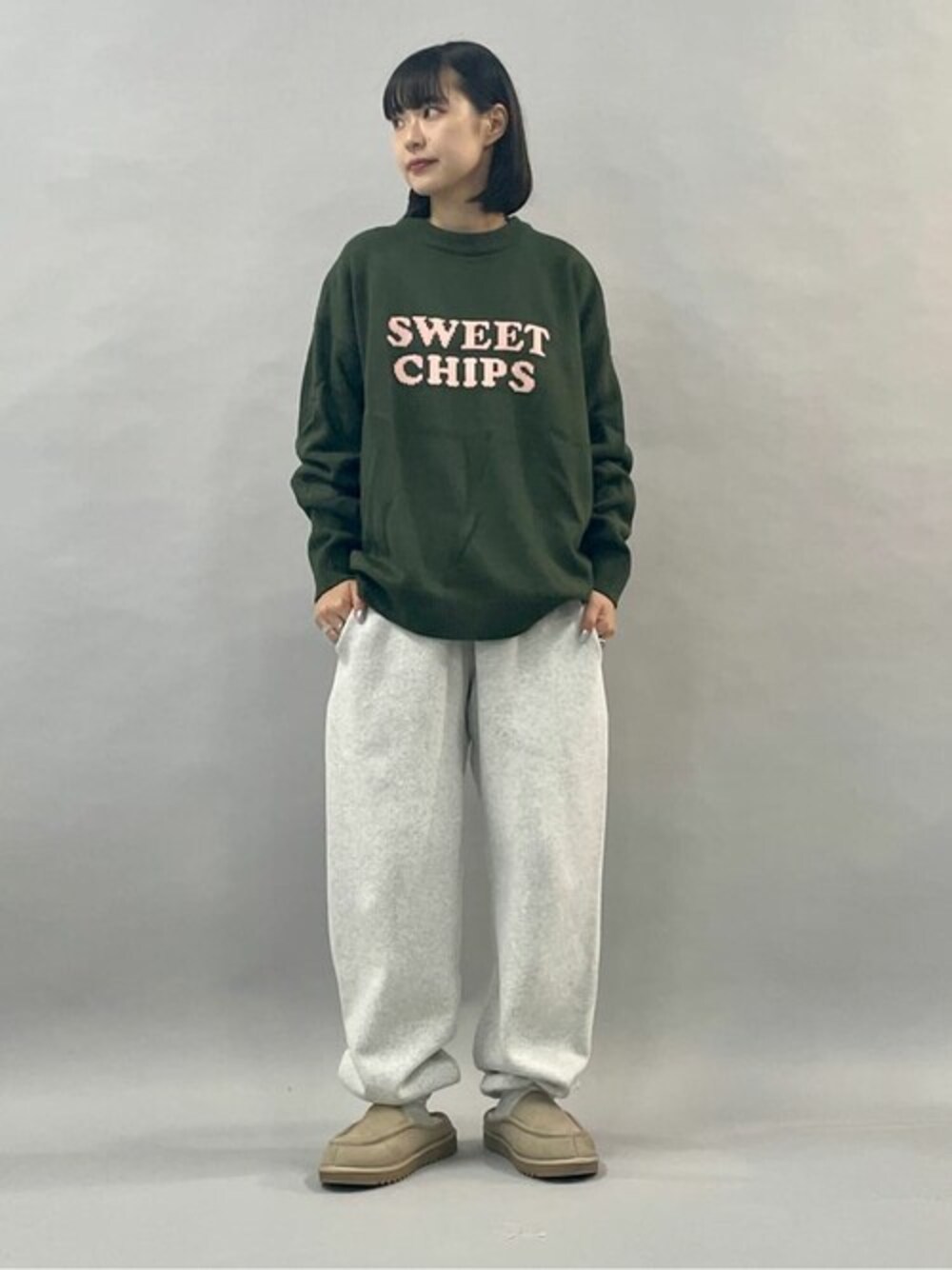 グレー系のスウェットパンツを着用したレディースの冬コーディネートの1枚目の写真