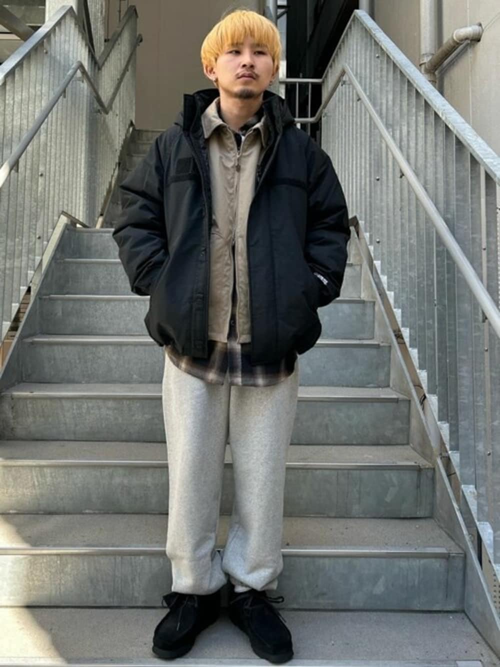 グレー系のスウェットパンツ、ブラウン系のシャツ/ブラウス、ベージュ系のブルゾンを着用したメンズの冬コーディネートの1枚目の写真