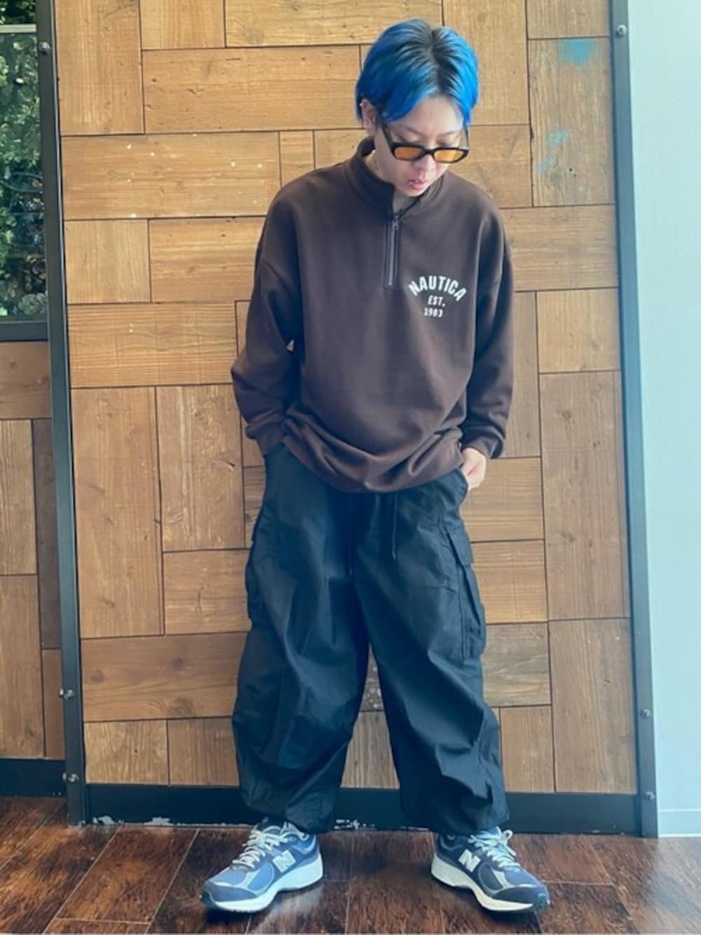 ブラウン系のスウェット、ブルー系のスニーカー、その他のメガネを着用したメンズの冬コーディネートの1枚目の写真