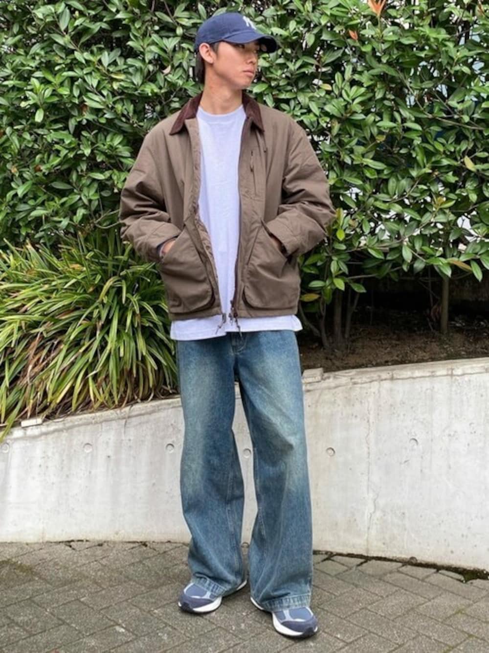 ブラウン系のブルゾン、ホワイト系のTシャツ/カットソー、ブルー系のその他パンツを着用したメンズの冬コーディネートの1枚目の写真