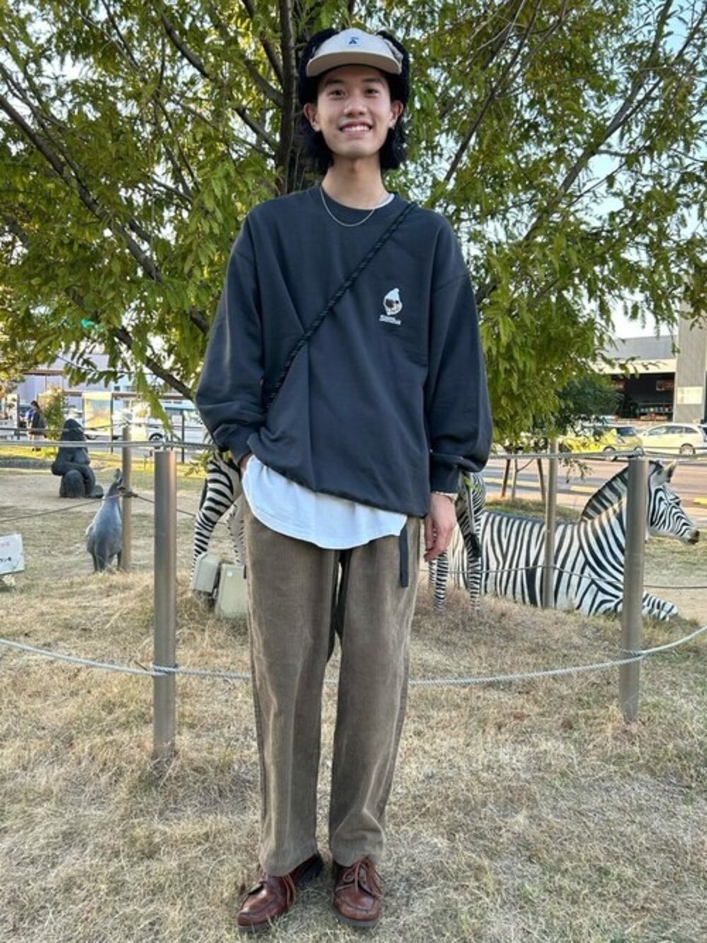 ベージュ系のキャップ、ブラック系のスマホグッズを着用したメンズの冬コーディネートの1枚目の写真