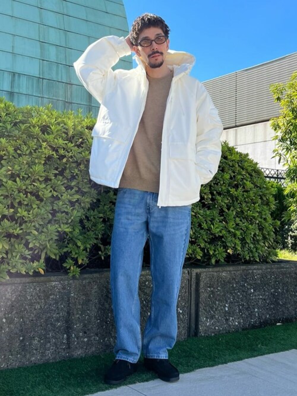 ホワイト系のダウンジャケット/コートを着用したメンズの冬コーディネートの1枚目の写真