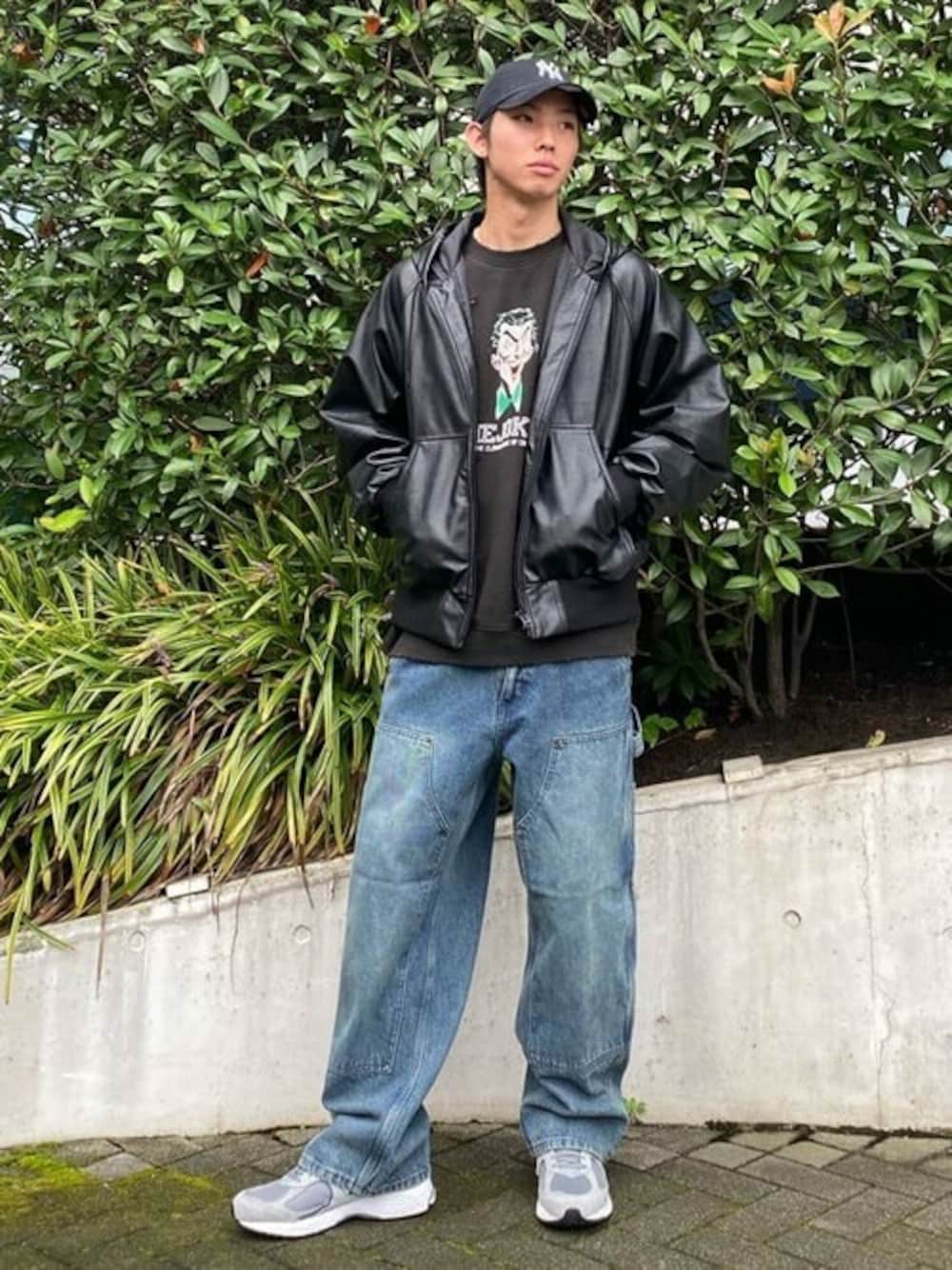 ブラック系のTシャツ/カットソー、ブラック系のブルゾン、ブルー系のデニムパンツを着用したメンズの冬コーディネートの1枚目の写真