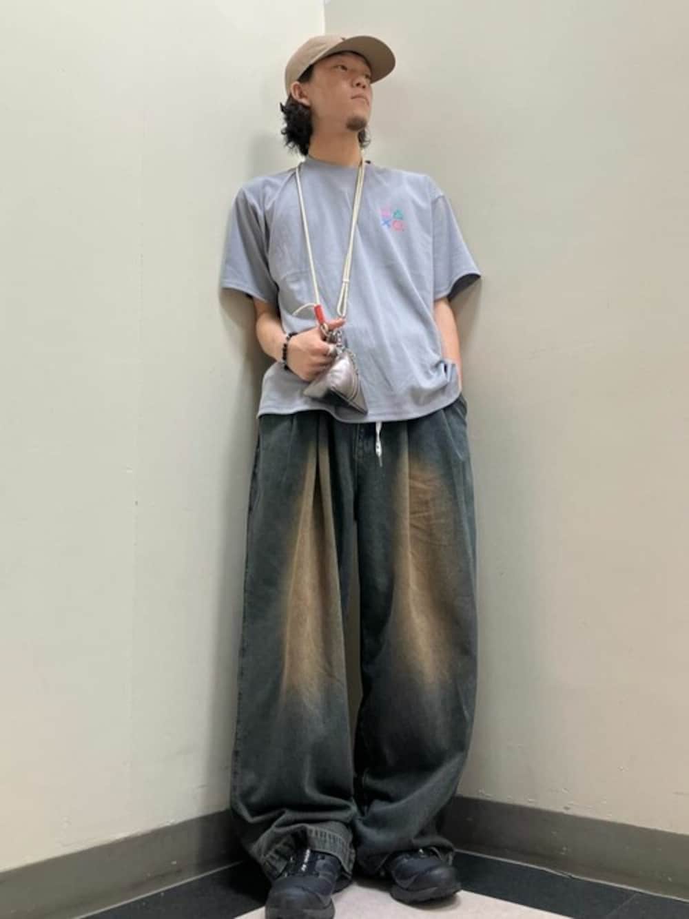 グレー系のTシャツ/カットソー、ブルー系のデニムパンツ、ブラック系のスニーカーを着用したメンズの夏コーディネートの1枚目の写真