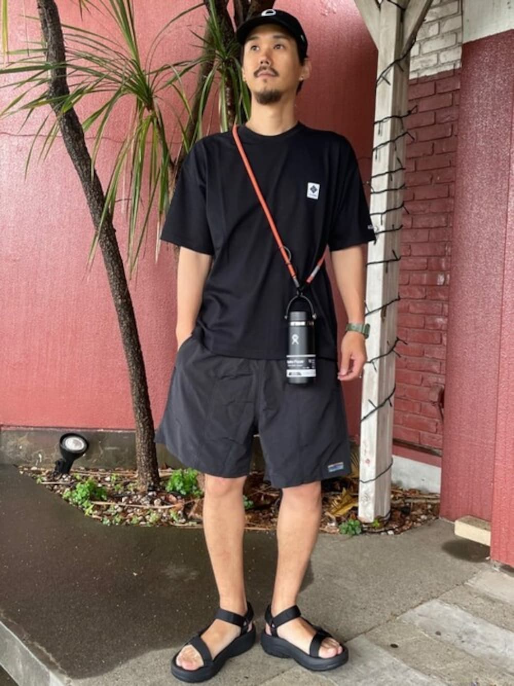 ブラック系のその他パンツ、ブラック系のTシャツ/カットソー、ブラック系のサンダルを着用したメンズの夏コーディネートの1枚目の写真