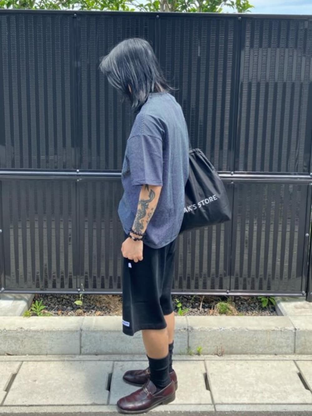 ブラック系のトートバッグ、グレー系のTシャツ/カットソー、ブラック系のその他パンツを着用したメンズの夏コーディネートの1枚目の写真