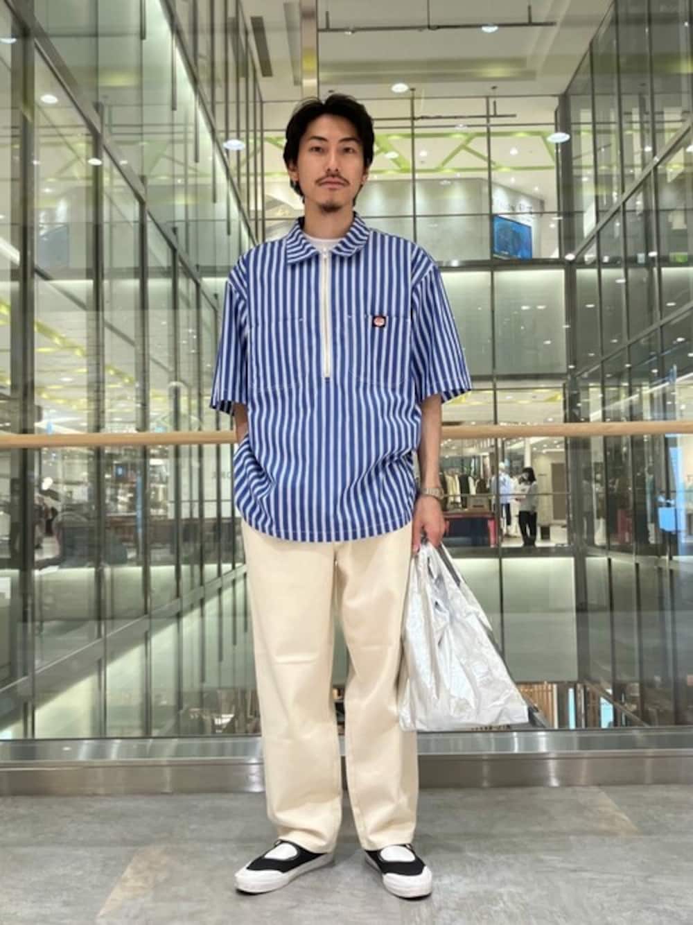 シルバー系のエコバッグ/サブバッグ、ブルー系のシャツ/ブラウス、ホワイト系のその他パンツを着用したメンズの夏コーディネートの1枚目の写真