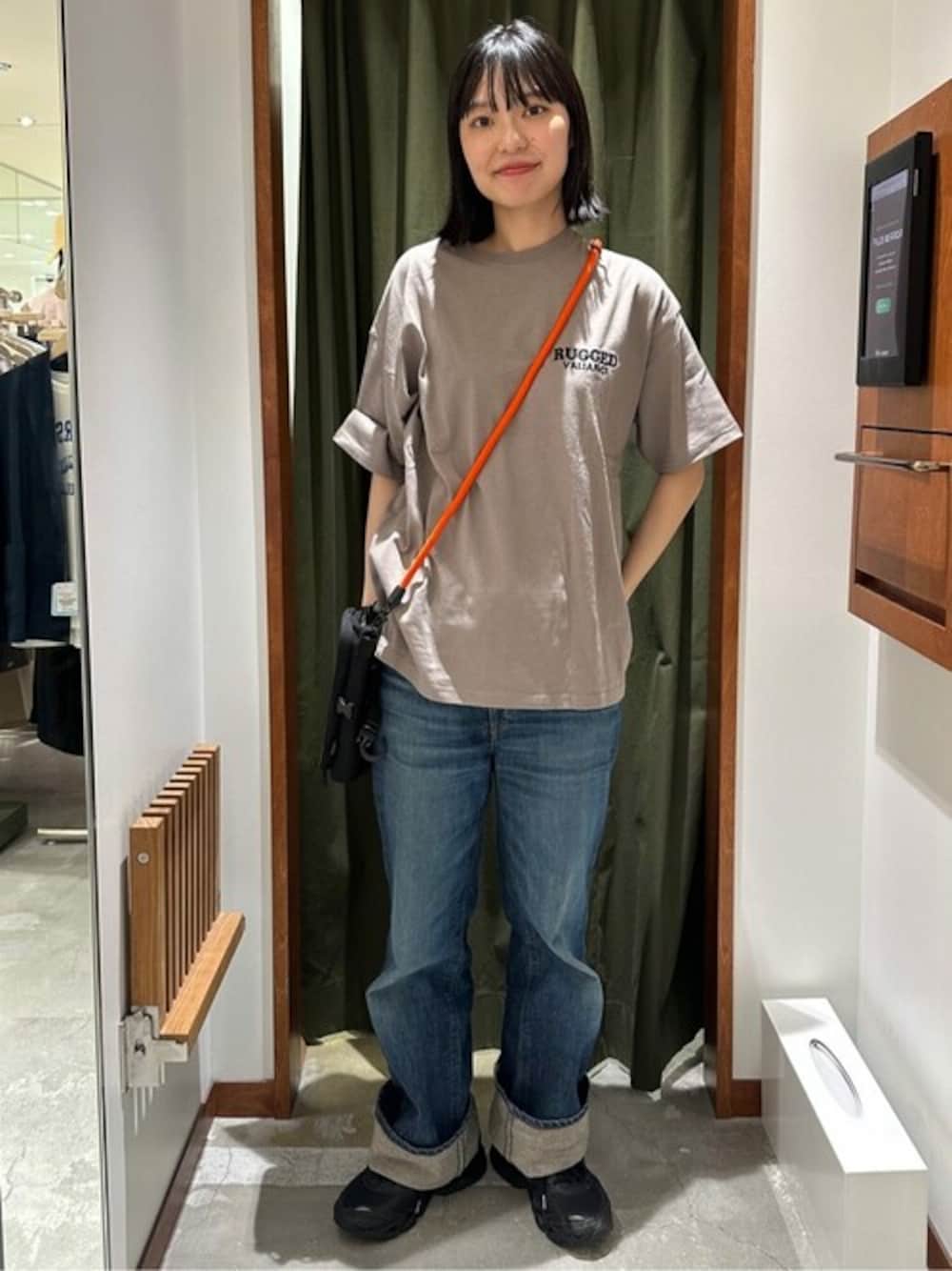 ベージュ系のTシャツ/カットソー、ブルー系のデニムパンツ、ブラック系のショルダーバッグを着用したレディースの夏コーディネートの1枚目の写真